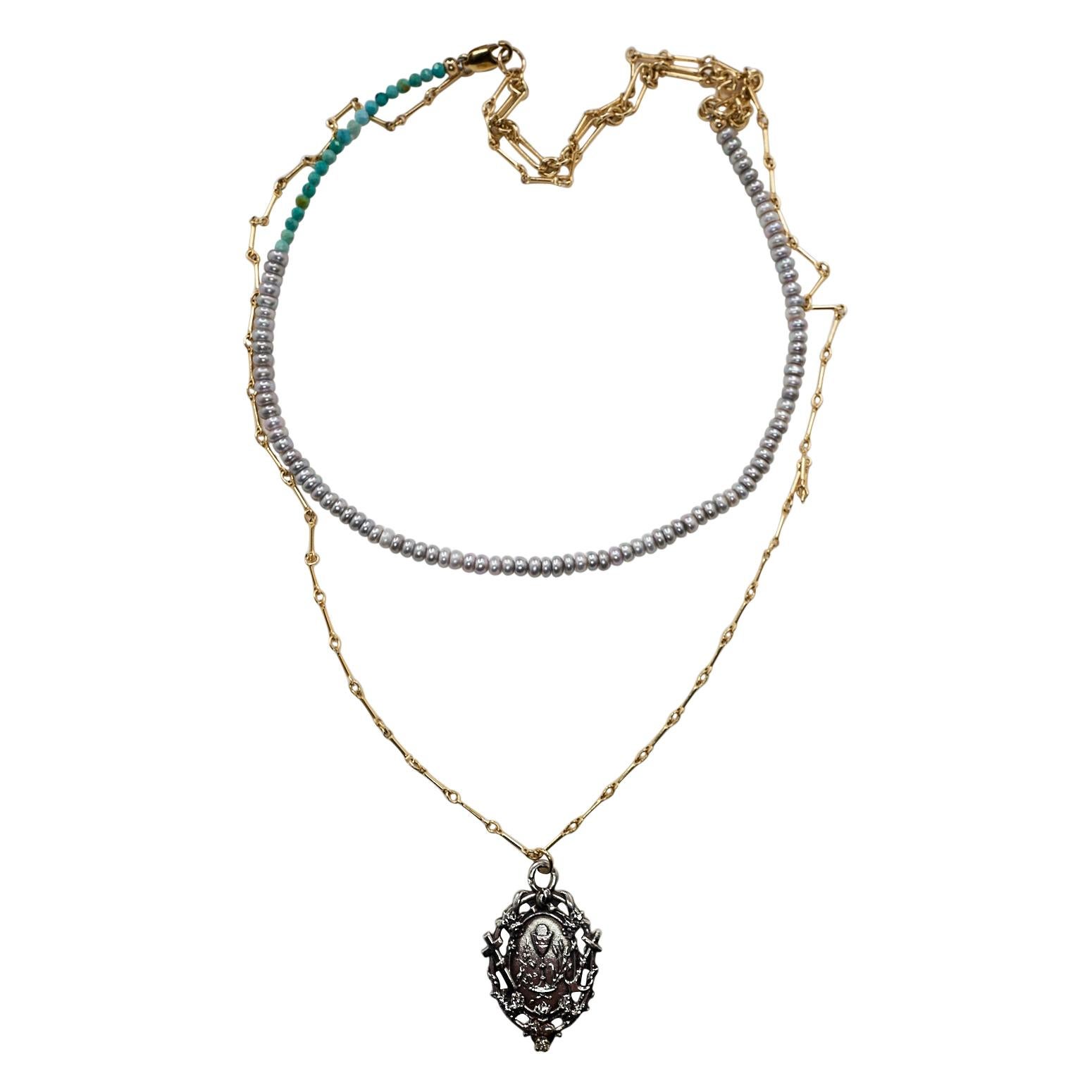 Chaîne collier ras du cou à double couche avec pendentifs médailles J Dauphin en perles et diamants blancs