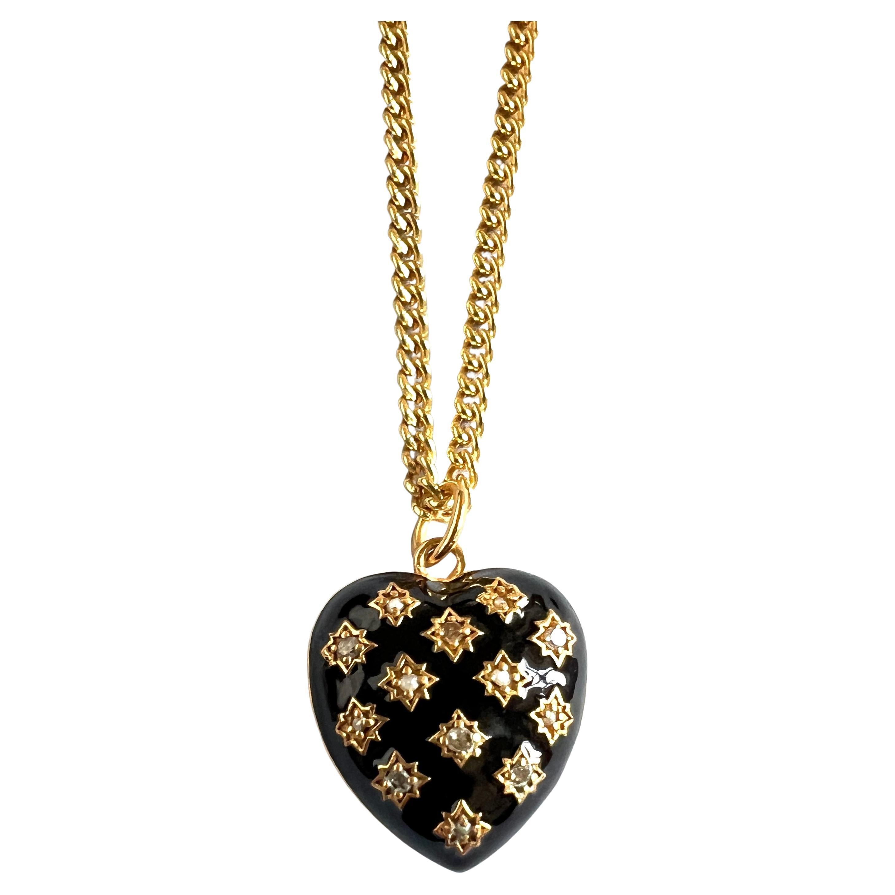 Heart Necklace White Diamond Pearl Victorian Memento Mori Style Black Enamel 

Chain: Gold plated Brass
Heart: Gold plated Silver
Gems. White Diamond and white pearls

Designer: J DAUPHIN

Length: 28 inches 


This heart pendant necklace features