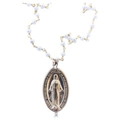 J Dauphin Collier à chaîne en perles avec médaille de la Vierge Marie en diamants blancs et perles