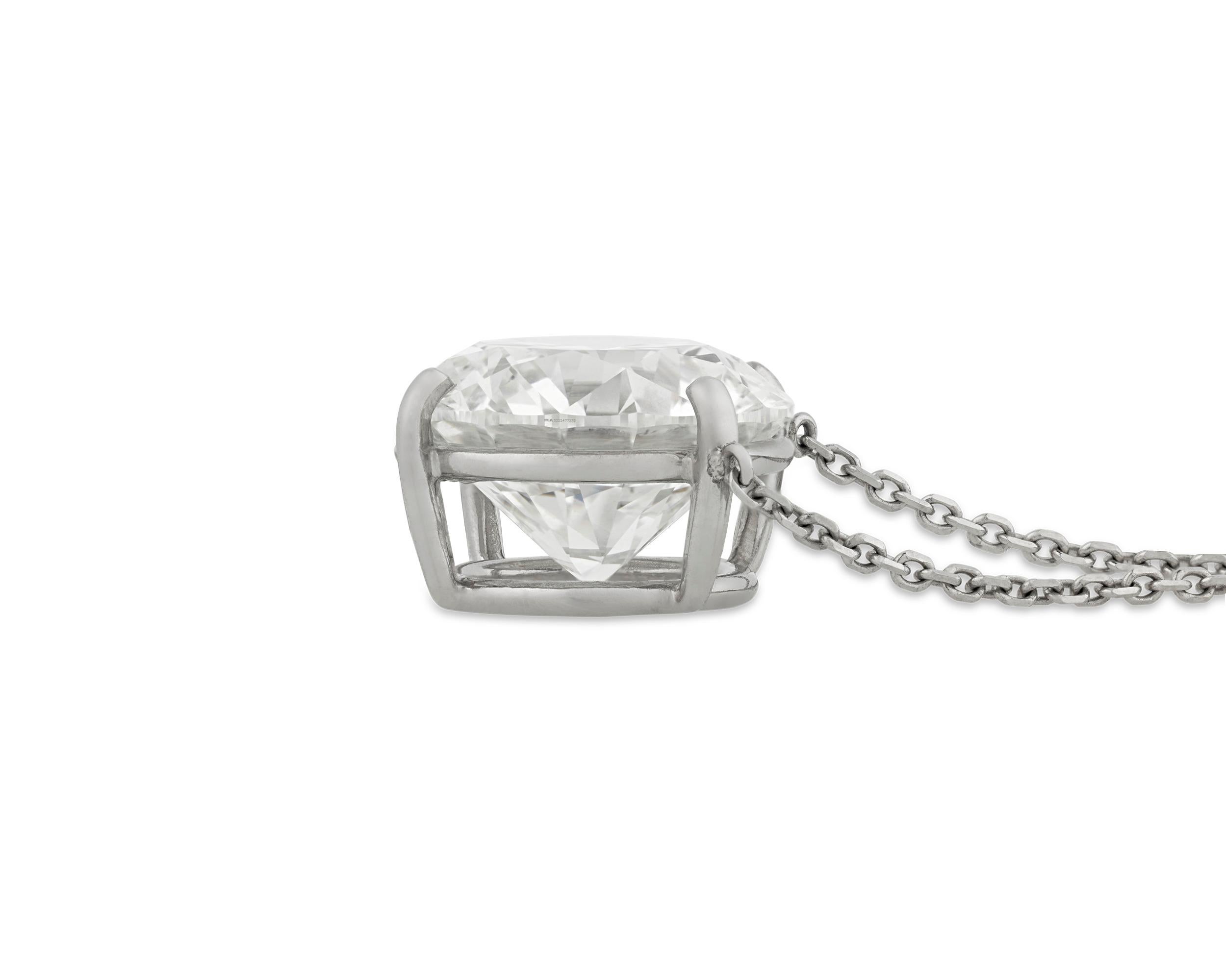 Classique intemporel, ce pendentif en diamant blanc de 11,52 carats crée un effet visuel saisissant. Certifié par le Gemological Institute of America, le diamant rond de taille brillant affiche une couleur F et une clarté SI1, avec un excellent poli