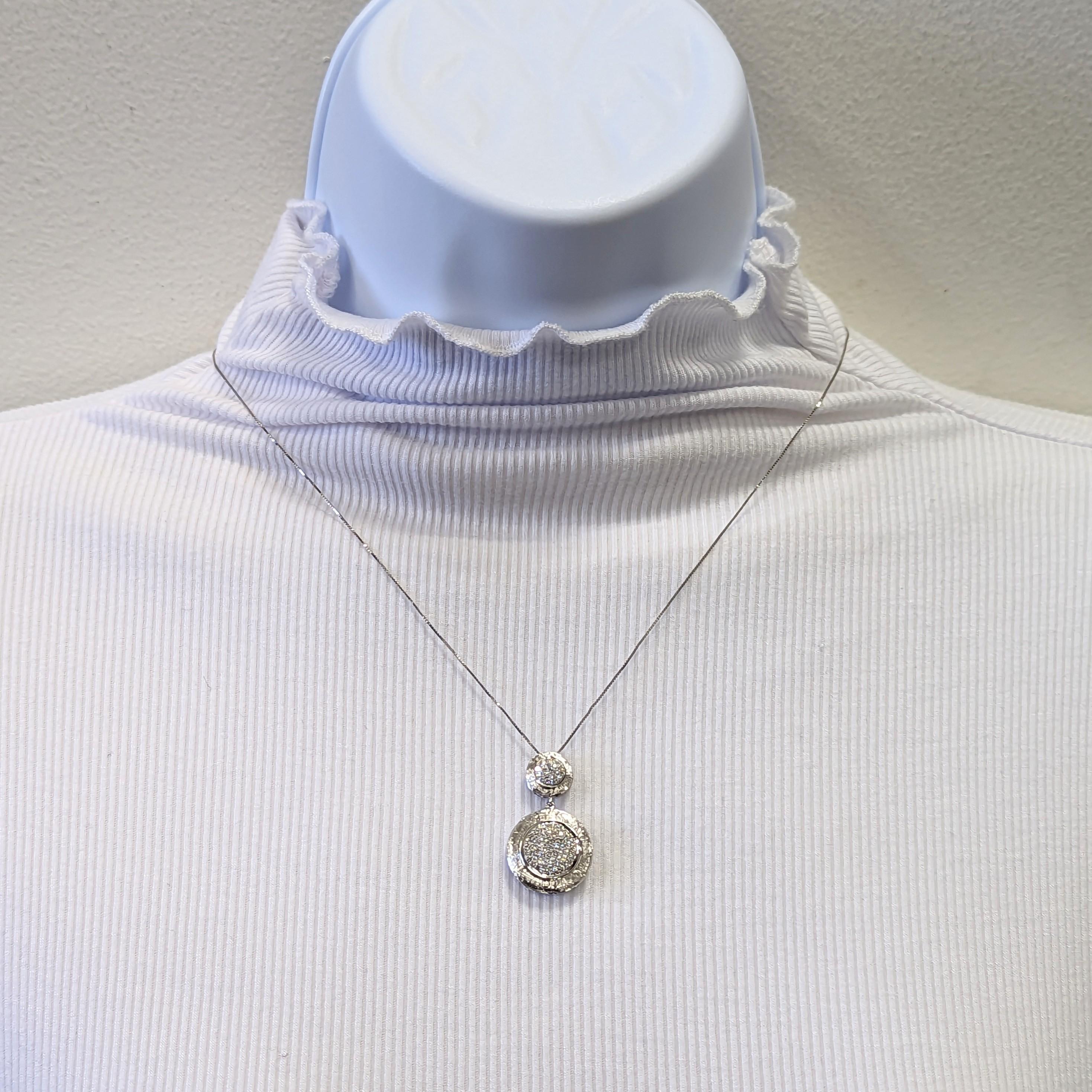 Bellissimi tondi di diamante da 0.54 ct. di buona qualità, bianchi e luminosi.  Realizzato a mano in oro bianco 14k con finitura satinata.  La lunghezza è di 18