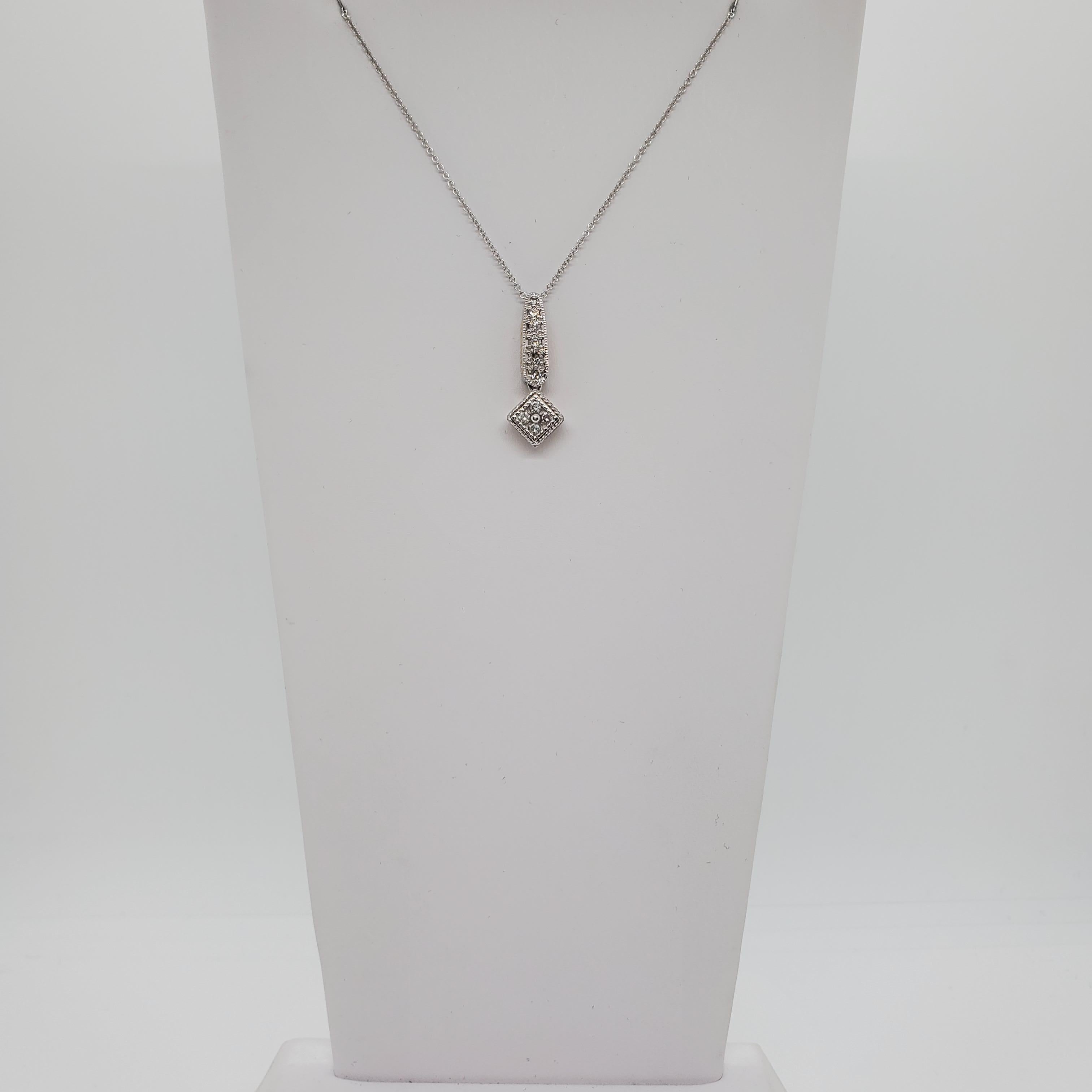 White Diamond Pendant Necklace in 18k Gold In New Condition For Sale In Los Angeles, CA