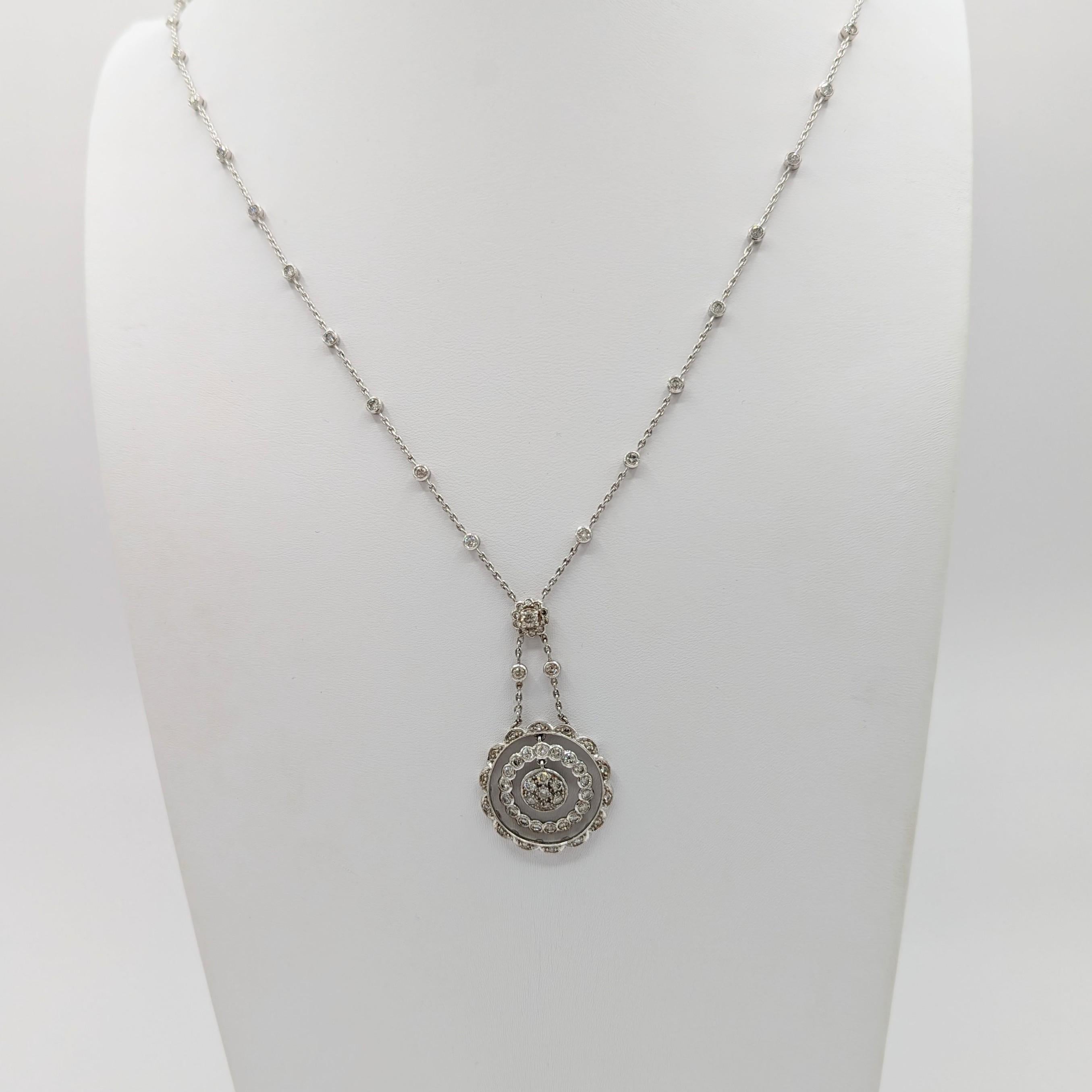 Schönes weißes Diamantencollier mit Steinen guter Qualität.  Handgefertigt aus 18k Weißgold.  Die Länge beträgt 36