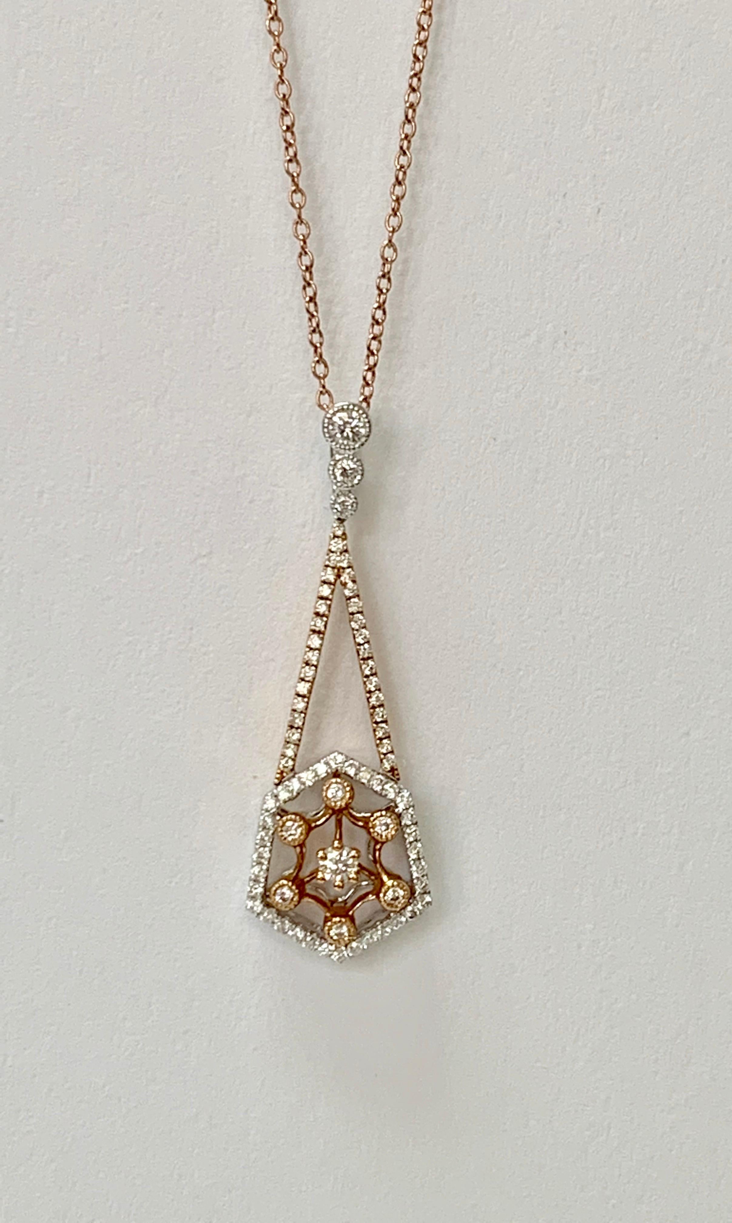 Très joli collier pendentif en diamants en or rose. 

Poids du diamant : 1,05 carat ( couleur GH et pureté VS ) 
Métal : or rose 
Mesure : 1 pouce 
