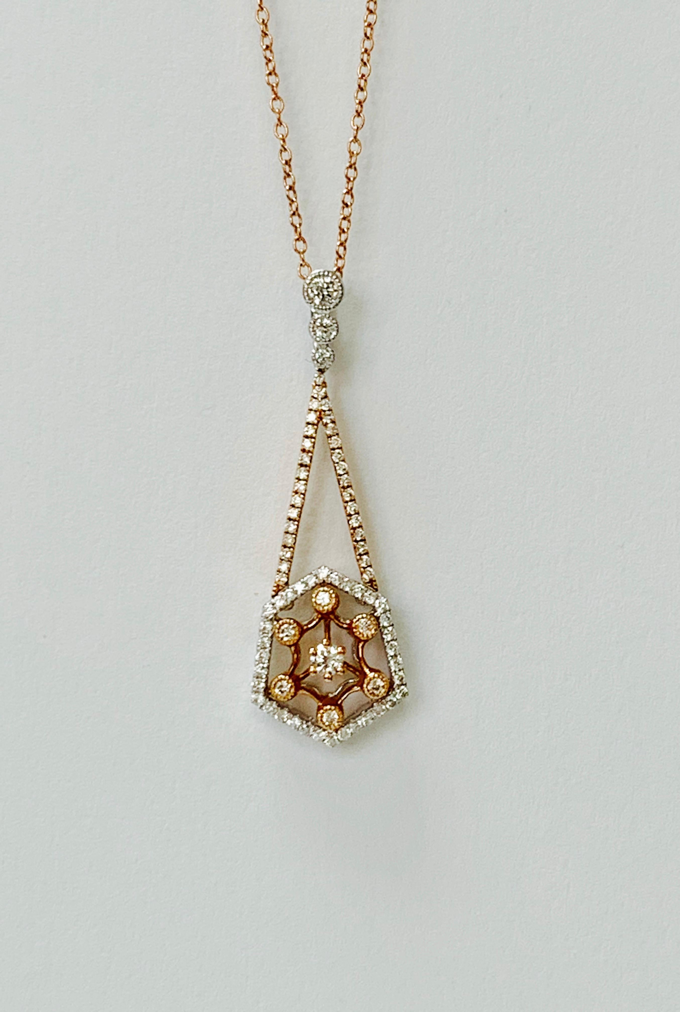 Taille ronde Collier à pendentif en or rose et diamants blancs en vente