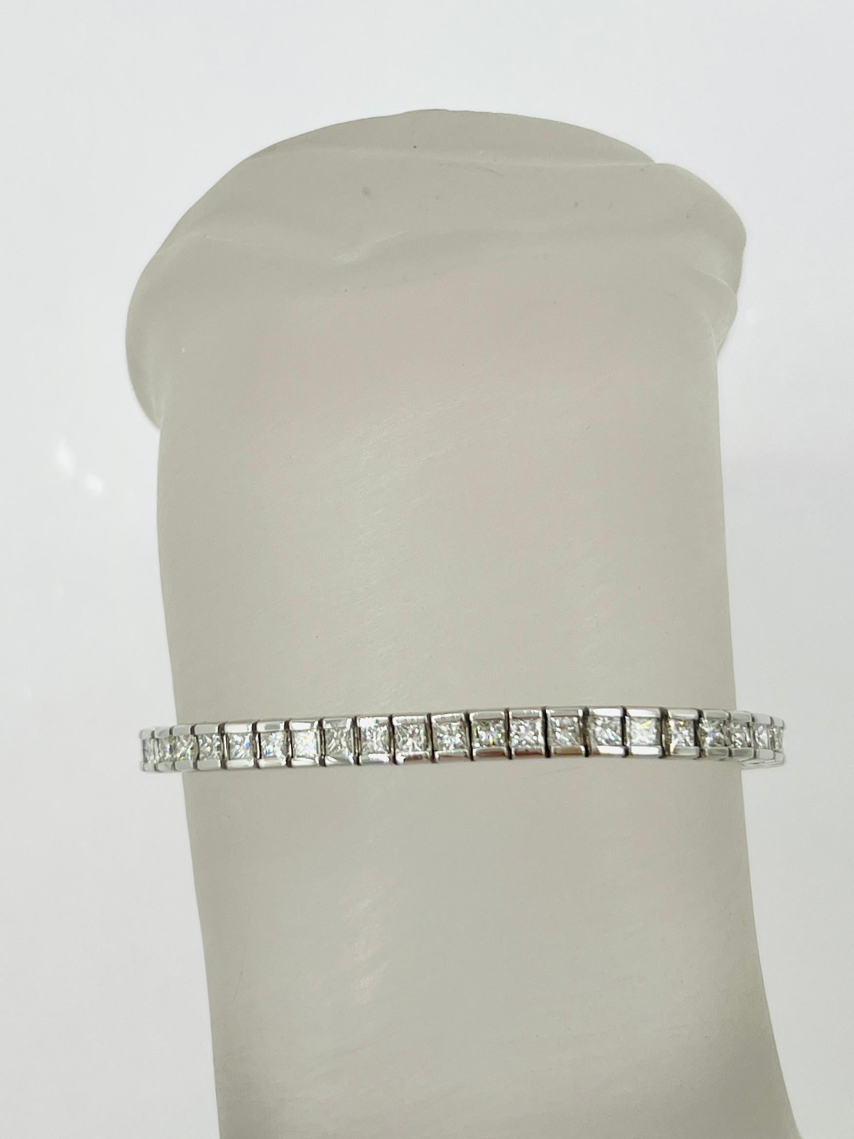Wunderschöne 4,69 ct. weiße Diamanten im Prinzessschliff.  Handgefertigt aus 14k Weißgold.  Die Länge beträgt 7
