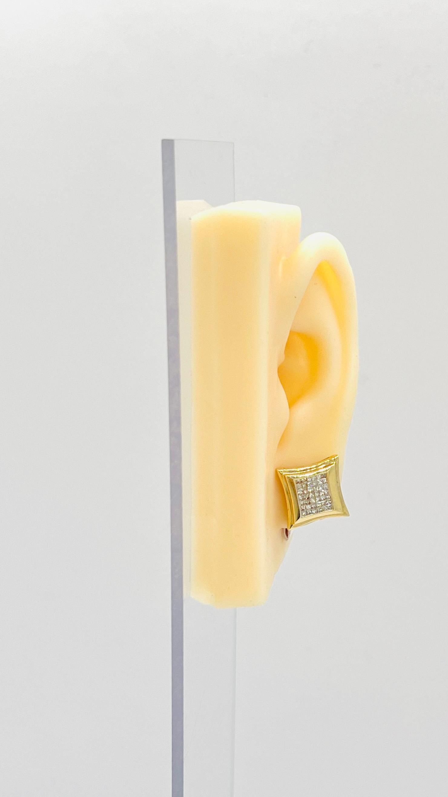 Magnifique diamant blanc de 1,80 ct. taille princesse dans une monture en or 14k faite à la main.  Réglage du recul.  Disponible en  or jaune ou blanc.