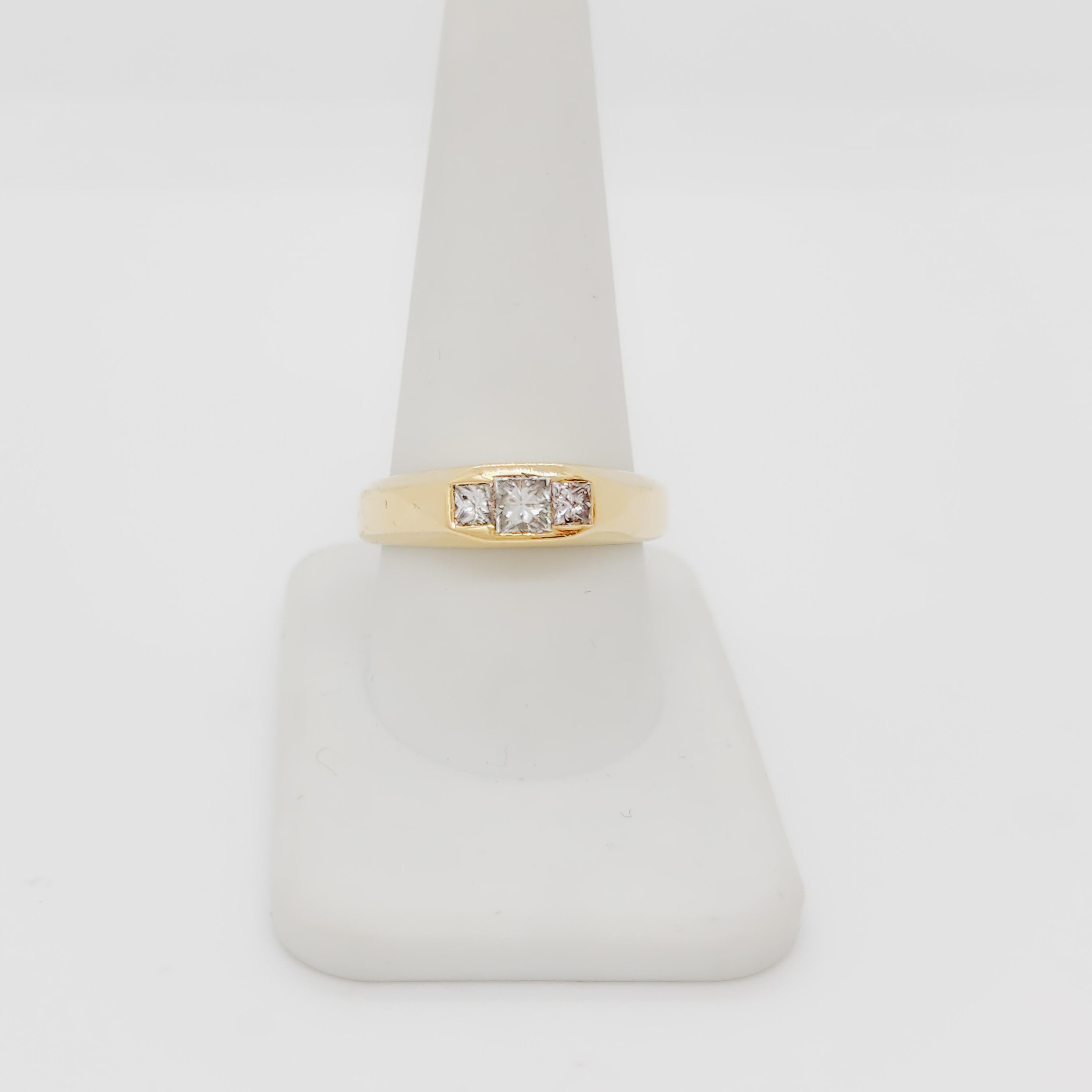 White Diamond Princess Cut Three Stone Band Ring in 14k Yellow Gold In New Condition For Sale In Los Angeles, CA