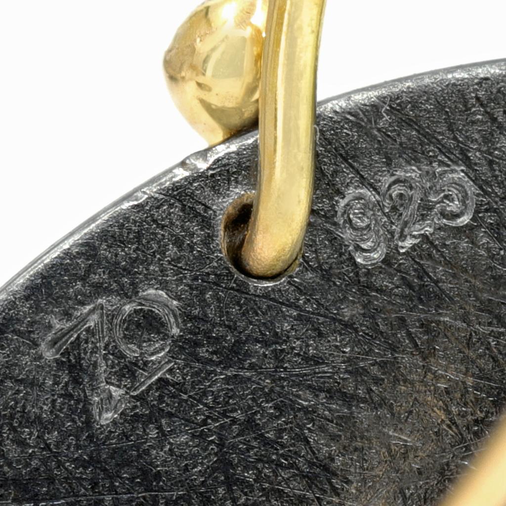 Taglio brillante Orecchini a petalo in oro puro con diamanti bianchi e argento ossidato, Atelier A. Silver 2025 in vendita