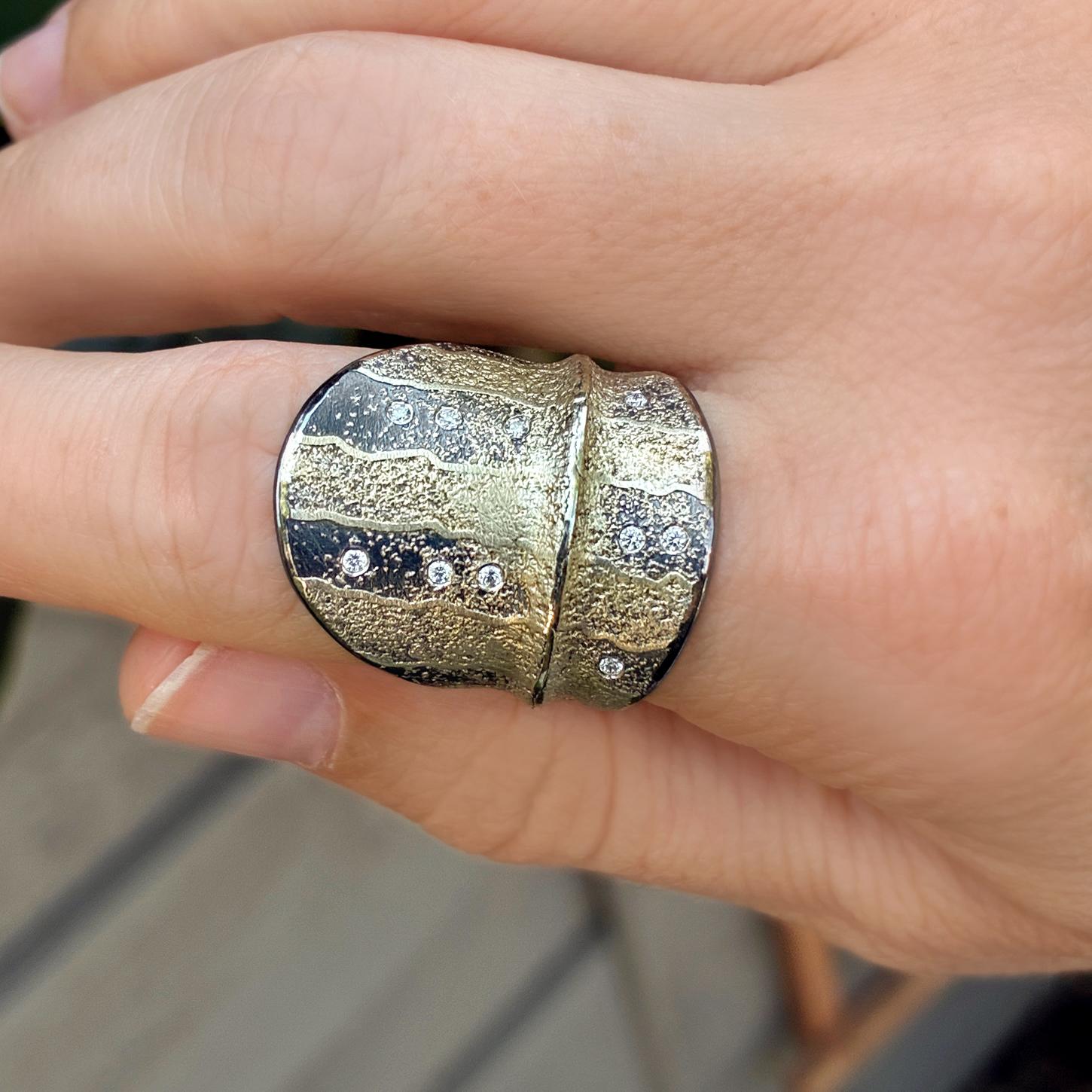 Taglio brillante Anello Scudo in oro puro con diamanti bianchi e argento ossidato, Atelier Zobel 2025 in vendita