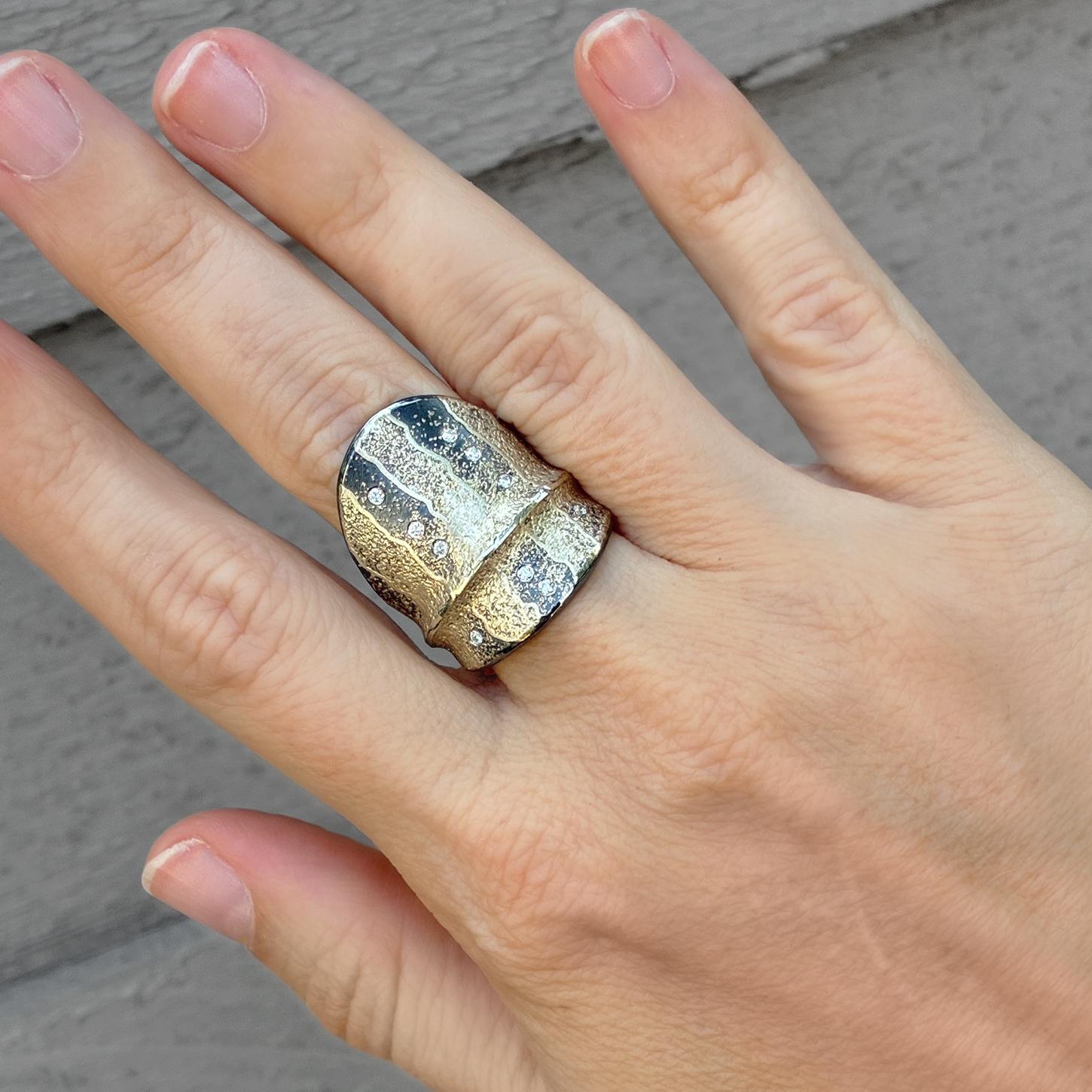 Anello Scudo in oro puro con diamanti bianchi e argento ossidato, Atelier Zobel 2025 In condizioni Nuovo in vendita a Dallas, TX