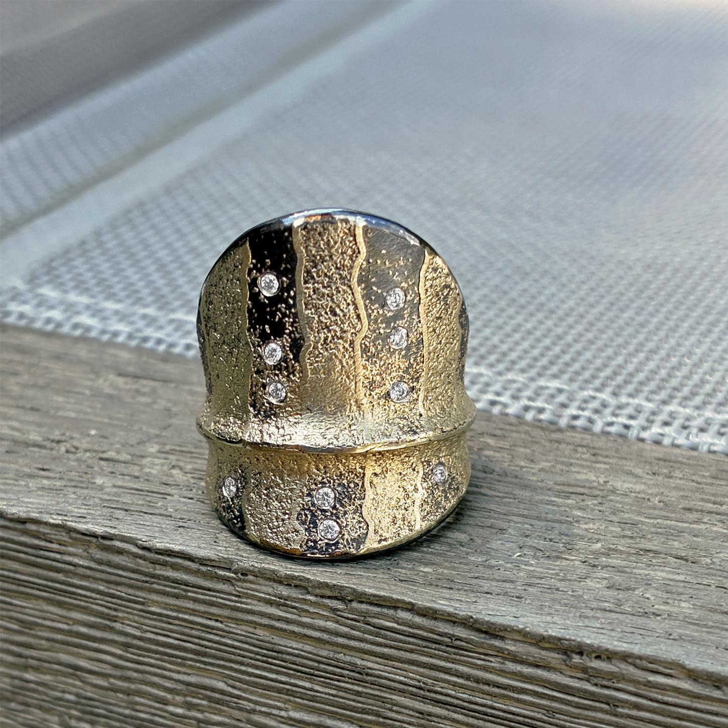 Donna Anello Scudo in oro puro con diamanti bianchi e argento ossidato, Atelier Zobel 2025 in vendita