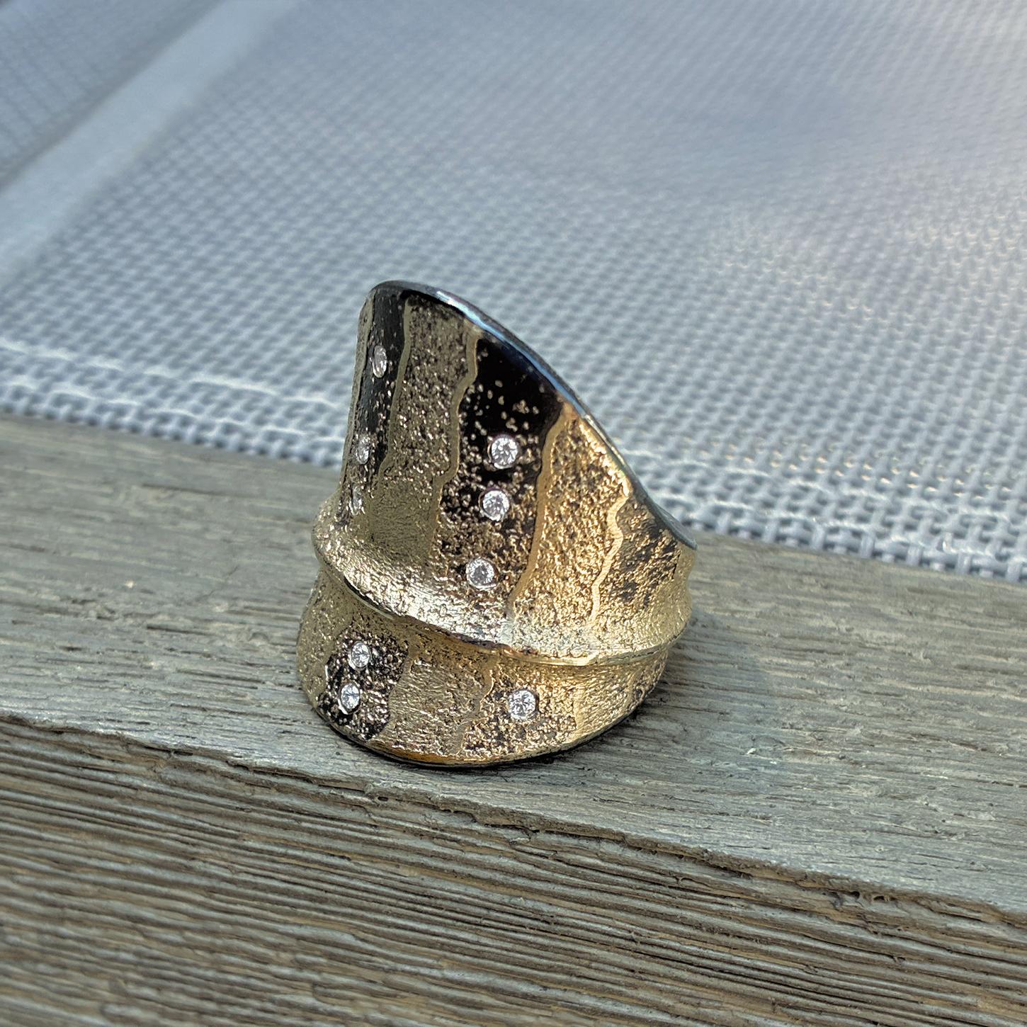Anello Scudo in oro puro con diamanti bianchi e argento ossidato, Atelier Zobel 2025 in vendita 1