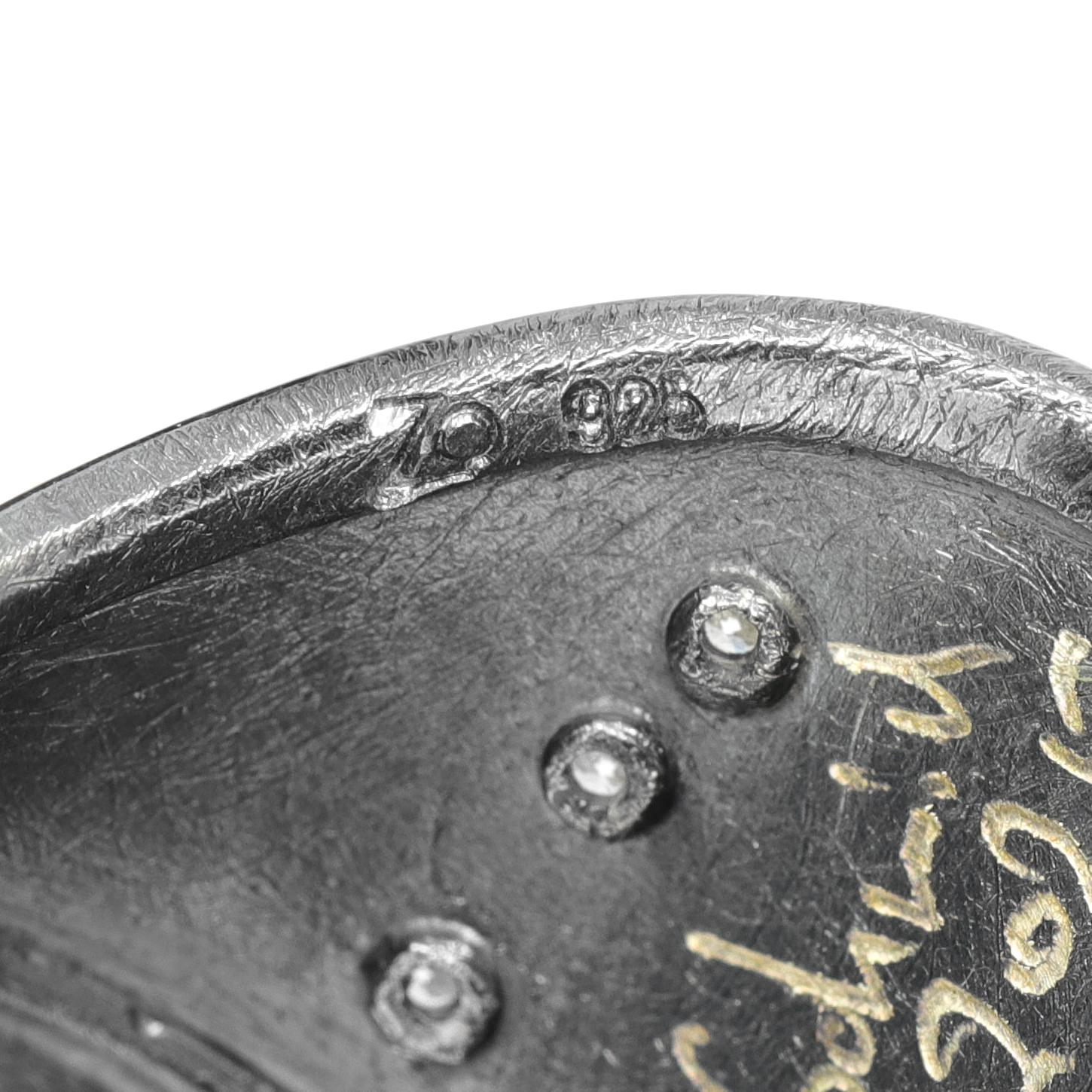 Anello Scudo in oro puro con diamanti bianchi e argento ossidato, Atelier Zobel 2025 in vendita 2