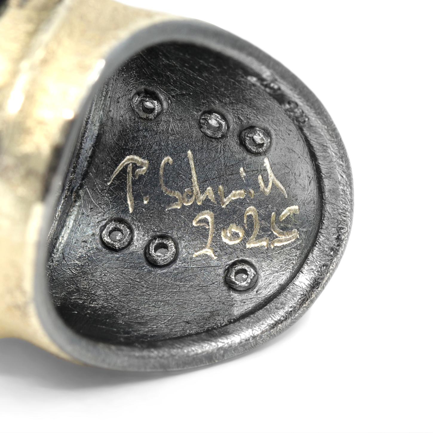 Anello Scudo in oro puro con diamanti bianchi e argento ossidato, Atelier Zobel 2025 in vendita 3