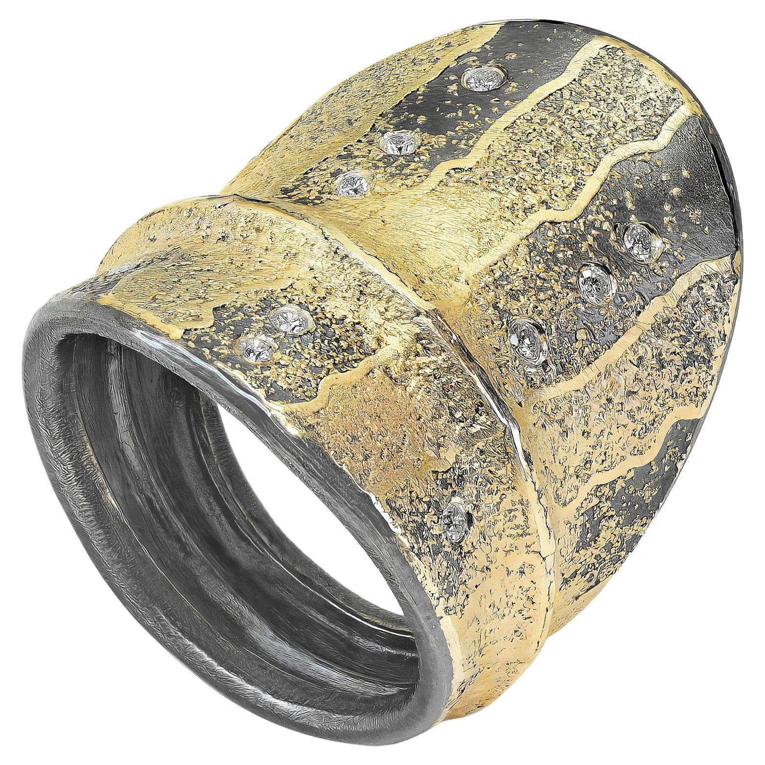 Anello Scudo in oro puro con diamanti bianchi e argento ossidato, Atelier Zobel 2025 in vendita