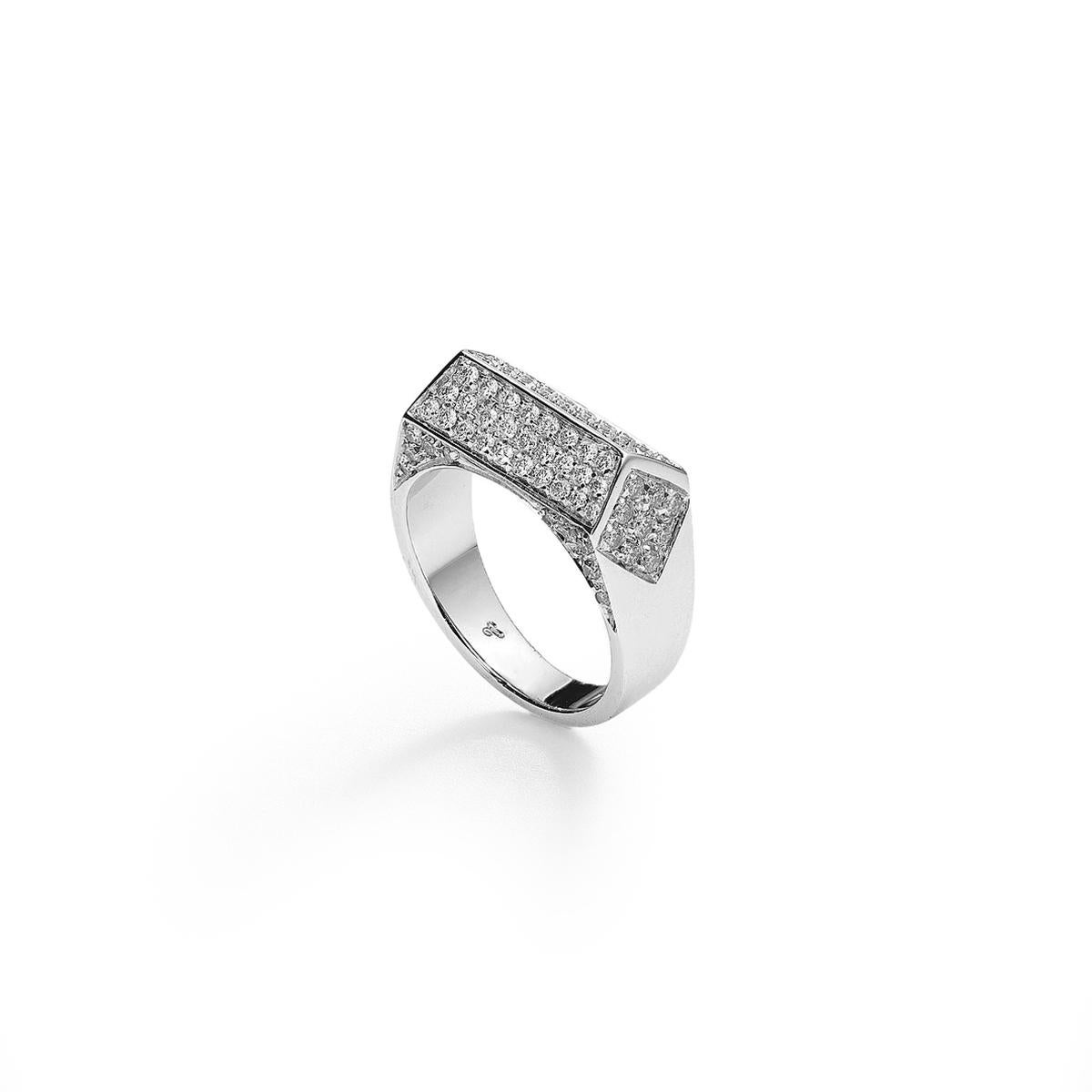 Ring in 18kt white gold set with 54 diamonds 0.56 cts and 38 brown diamonds 0.47 cts Size 53            