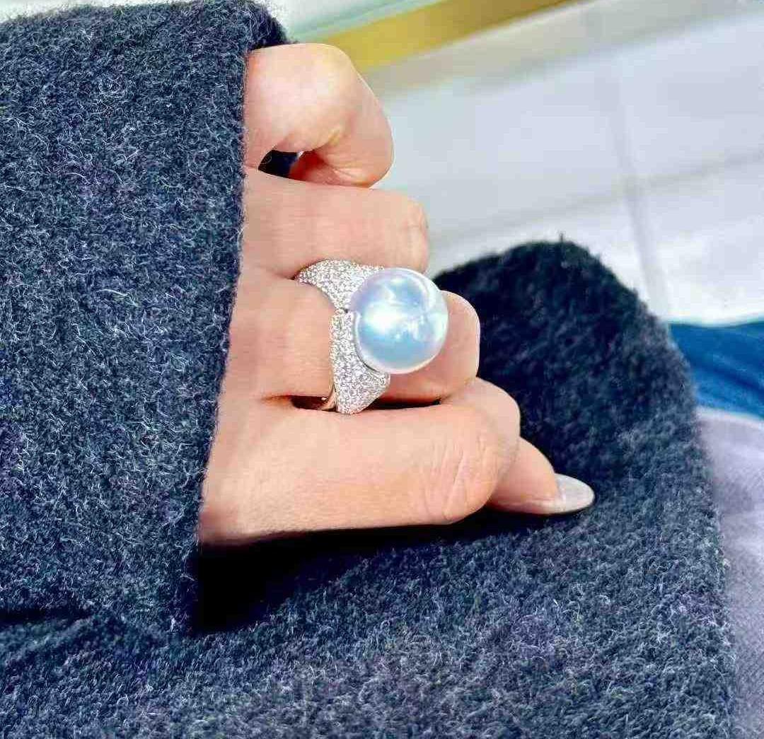Questo squisito anello di perle australiane è un vero tesoro di gioielleria dal momento in cui lo indossi. Questa perla australiana di 14-15 mm, con una lucentezza verde-rosa eccezionalmente brillante, è perfettamente rotonda, altamente traslucida e