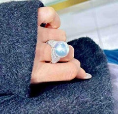 White Diamond Ring in 18K Gold with Seashell Princess Design