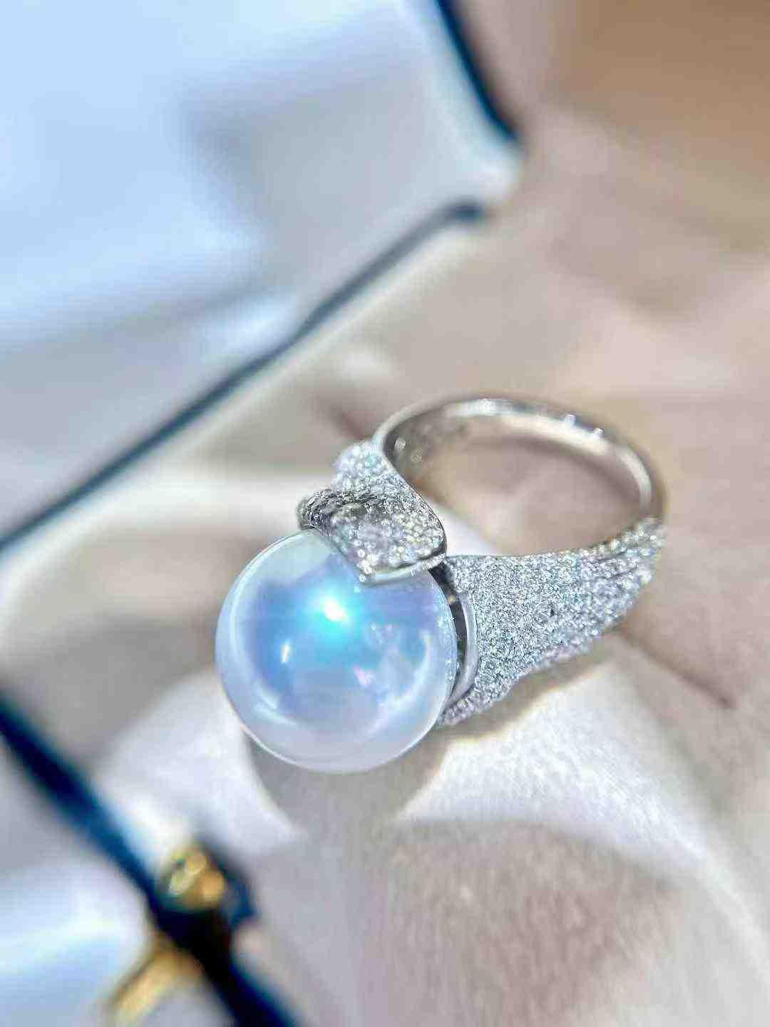 Taglio rotondo Anello con diamante bianco in oro 18 carati e design a principessa conchiglia in vendita