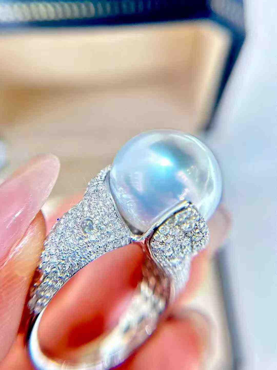 Anello con diamante bianco in oro 18 carati e design a principessa conchiglia In condizioni Nuovo in vendita a Bucharest, Romania