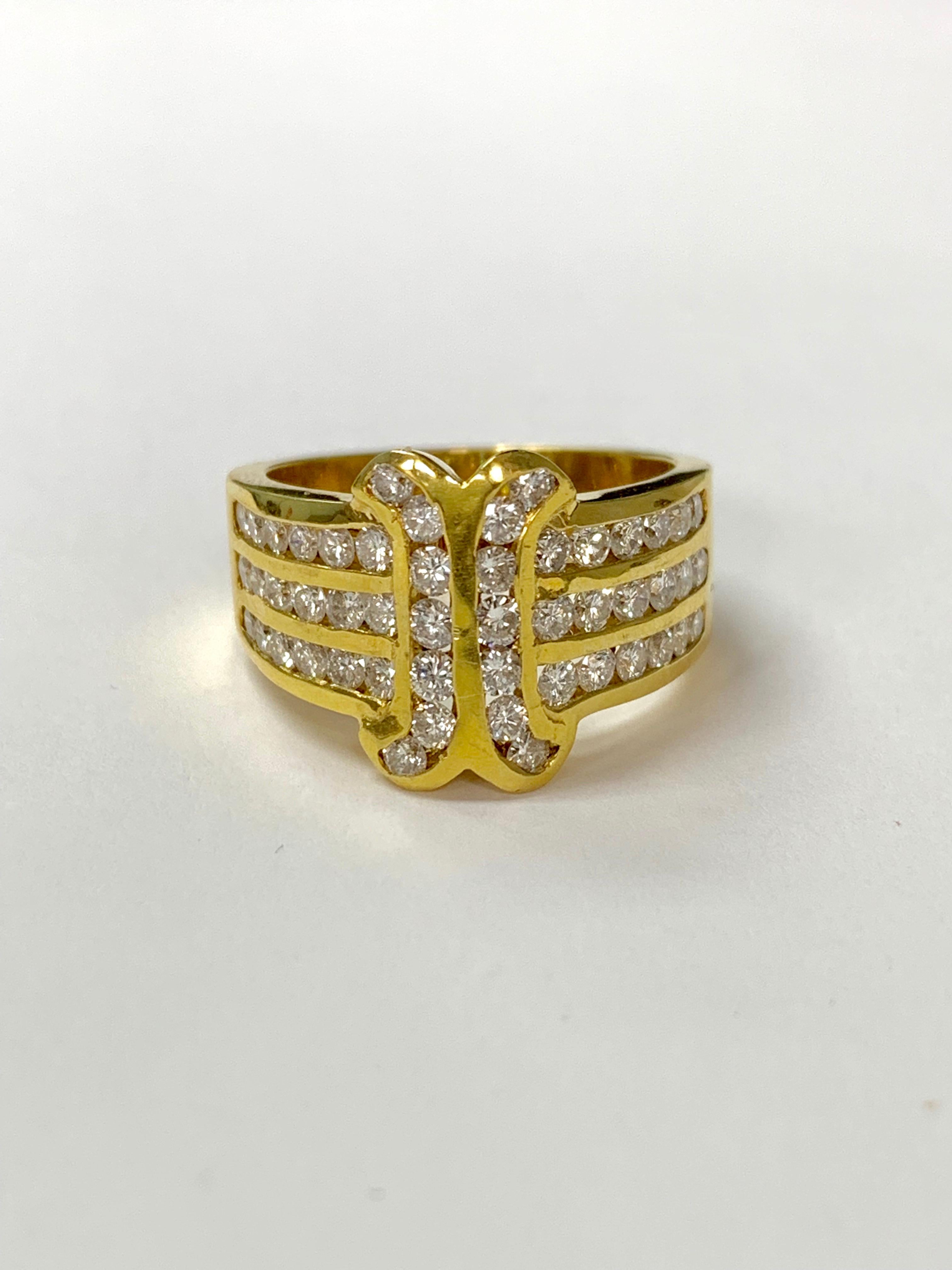 Bague en diamant blanc réalisée à la main en or jaune 18k. 
Poids du diamant : 1,31 carat ( couleur G et pureté SI1 ) 
Métal : Or jaune 18 K 
Taille de l'anneau : 6 1/4 
