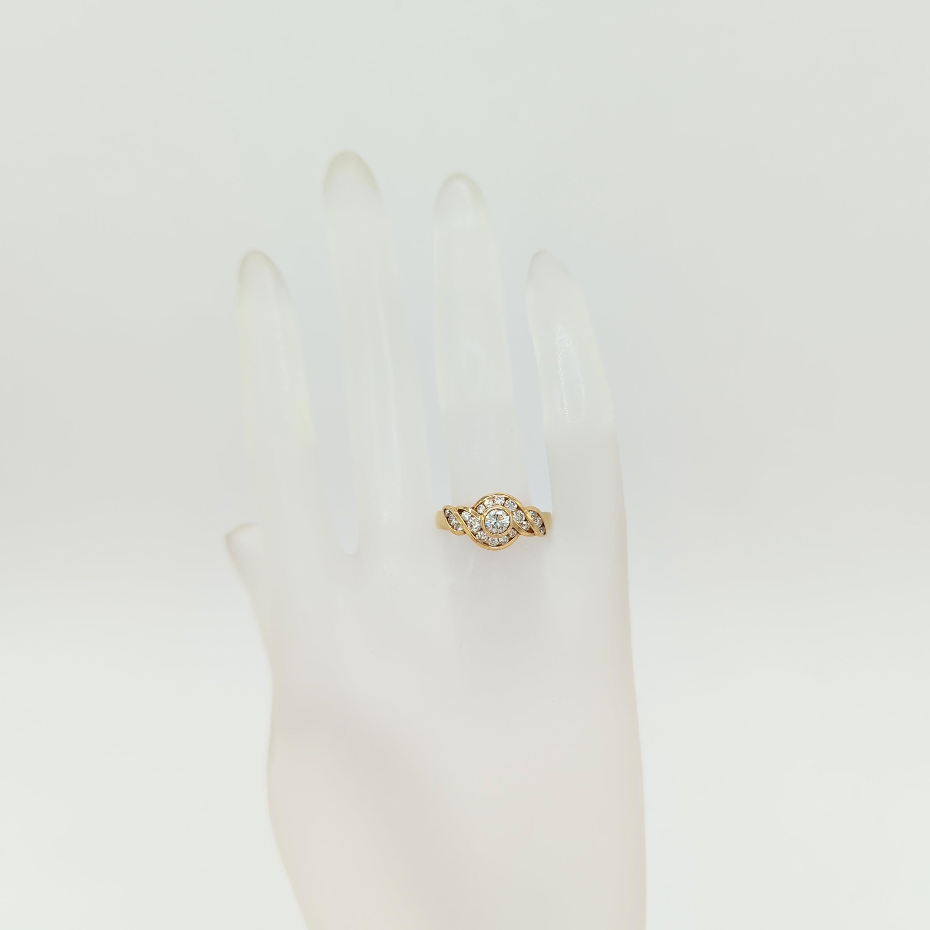 Round Cut White Diamond Ring in 18K Yellow Gold For Sale