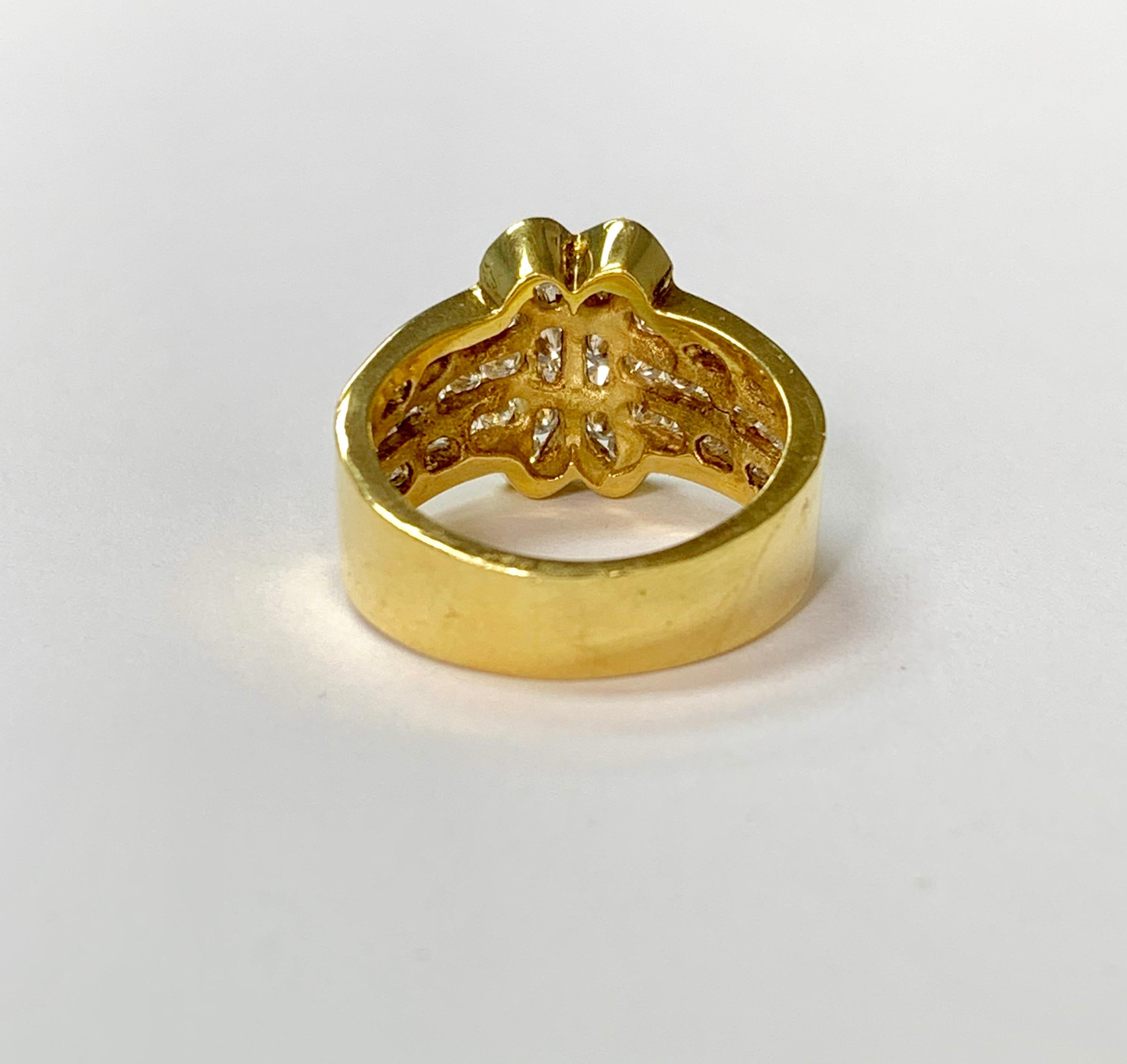 Taille ronde Bague en or jaune 18 carats avec diamants blancs en vente