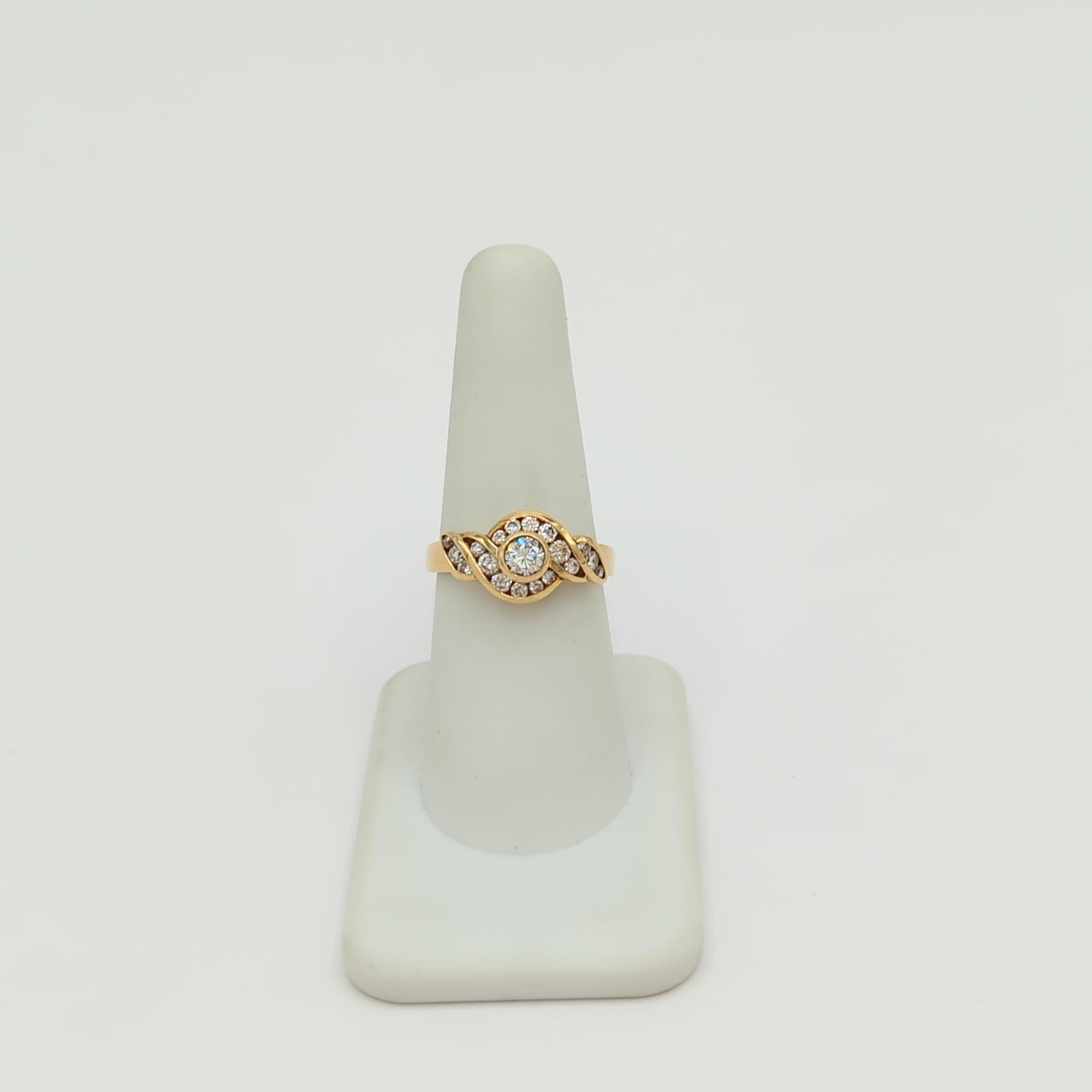 White Diamond Ring in 18K Yellow Gold In New Condition For Sale In Los Angeles, CA