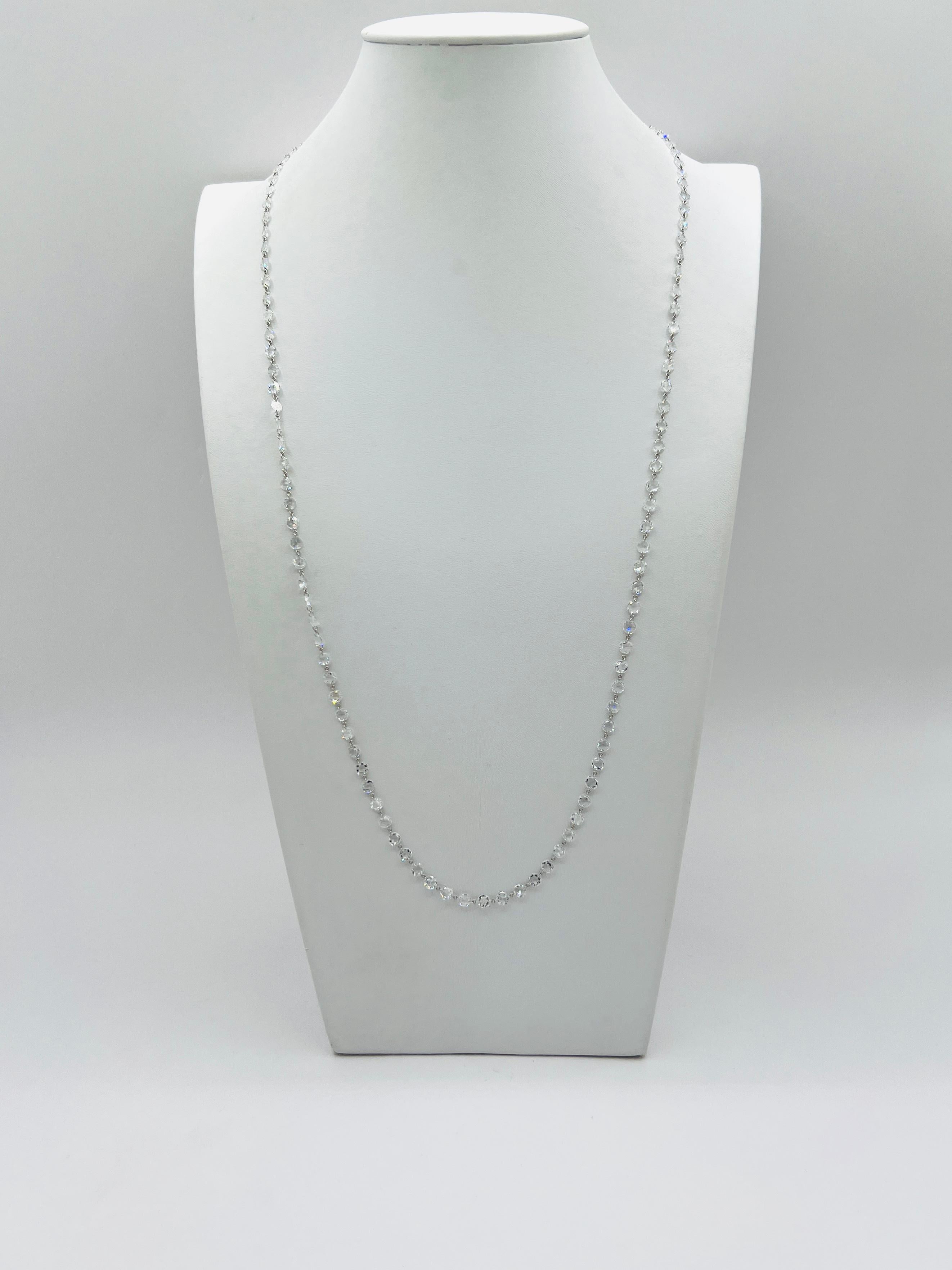Splendidi diamanti rotondi taglio rosa di buona qualità, bianchi e luminosi da 22.43 ct.  In totale 205 pietre.  Realizzato a mano in oro bianco 18 carati.  La lunghezza è di 35,5