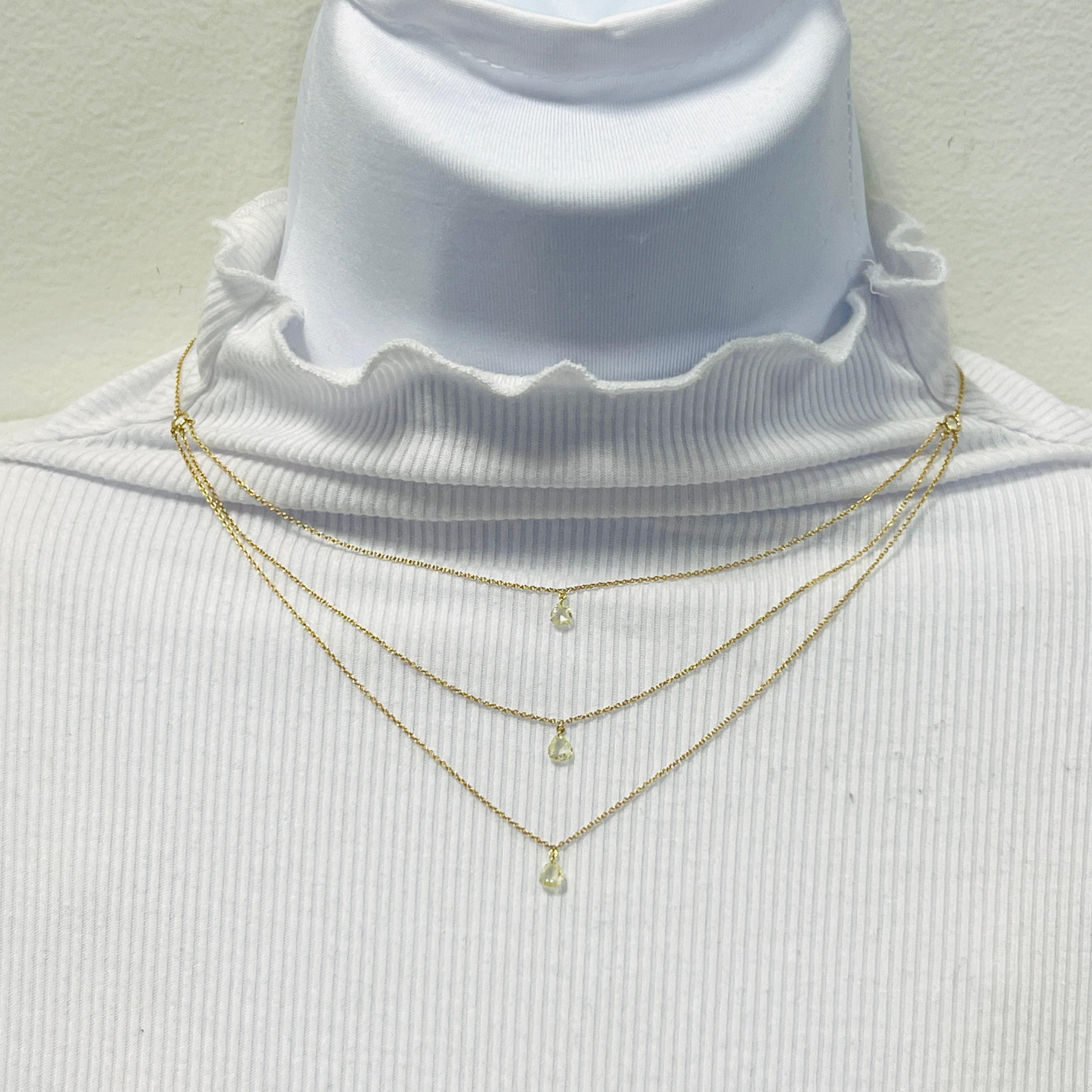 Magnifiques poires de 1,00 ct. de bonne qualité, blanches et brillantes, taillées en rose et ornées de diamants.  Fabriqué à la main en or jaune 18k.  La longueur est de 16