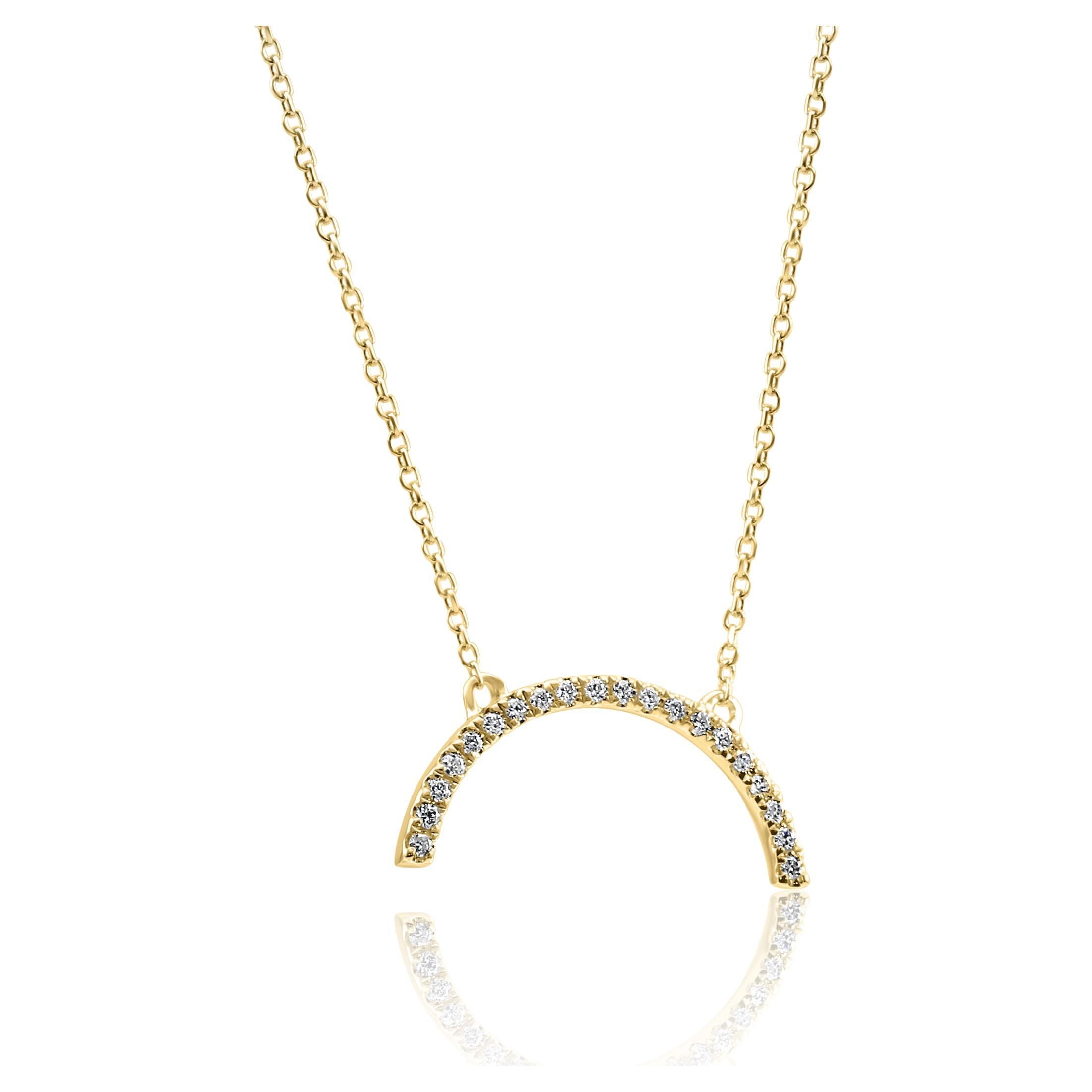 Il ciondolo, realizzato in oro giallo 14 carati, è stato progettato per essere un accessorio versatile e senza tempo. La semplicità dell'incastonatura permette ai diamanti di essere al centro della scena, aggiungendo un tocco di raffinatezza e