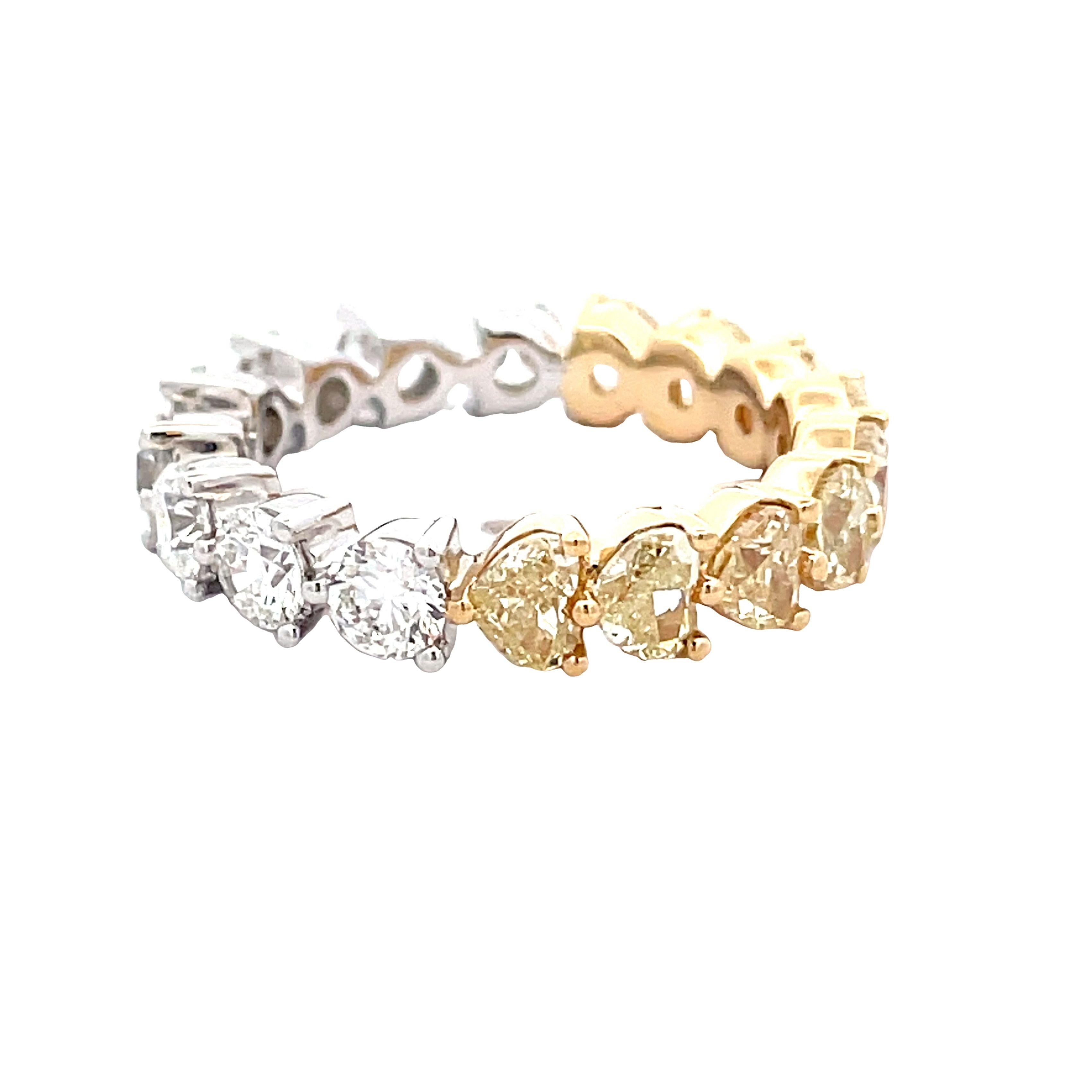 Strahlen Sie Liebe und Luxus aus mit unserem 18KY/W Ring mit einem runden weißen Diamanten von 1,79 Karat und einem herzförmigen gelben Diamanten von 2,46 Karat - eine faszinierende Verschmelzung von Eleganz und Zuneigung.