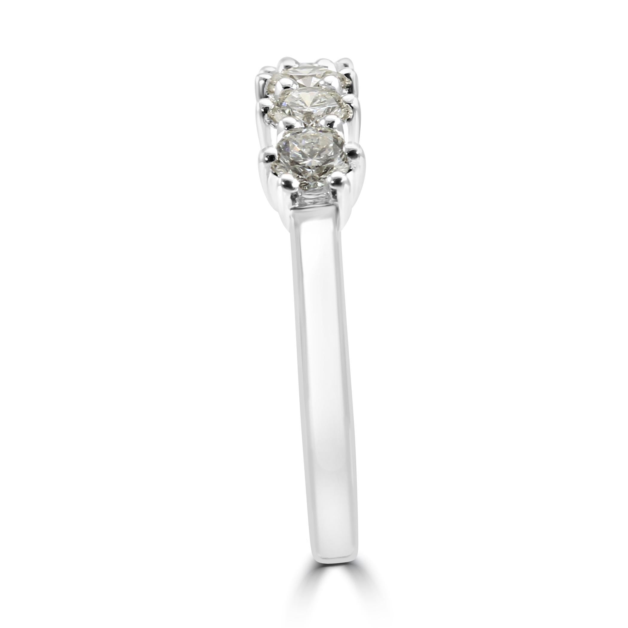 En vente :  Bague de fiançailles cocktail à la mode en or 18 carats avec 5 pierres et diamants blancs ronds  4