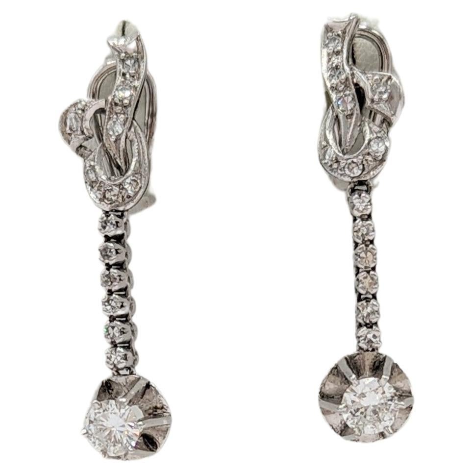 Pendants d'oreilles des années 1950 en or blanc 18 carats avec diamants blancs ronds en vente