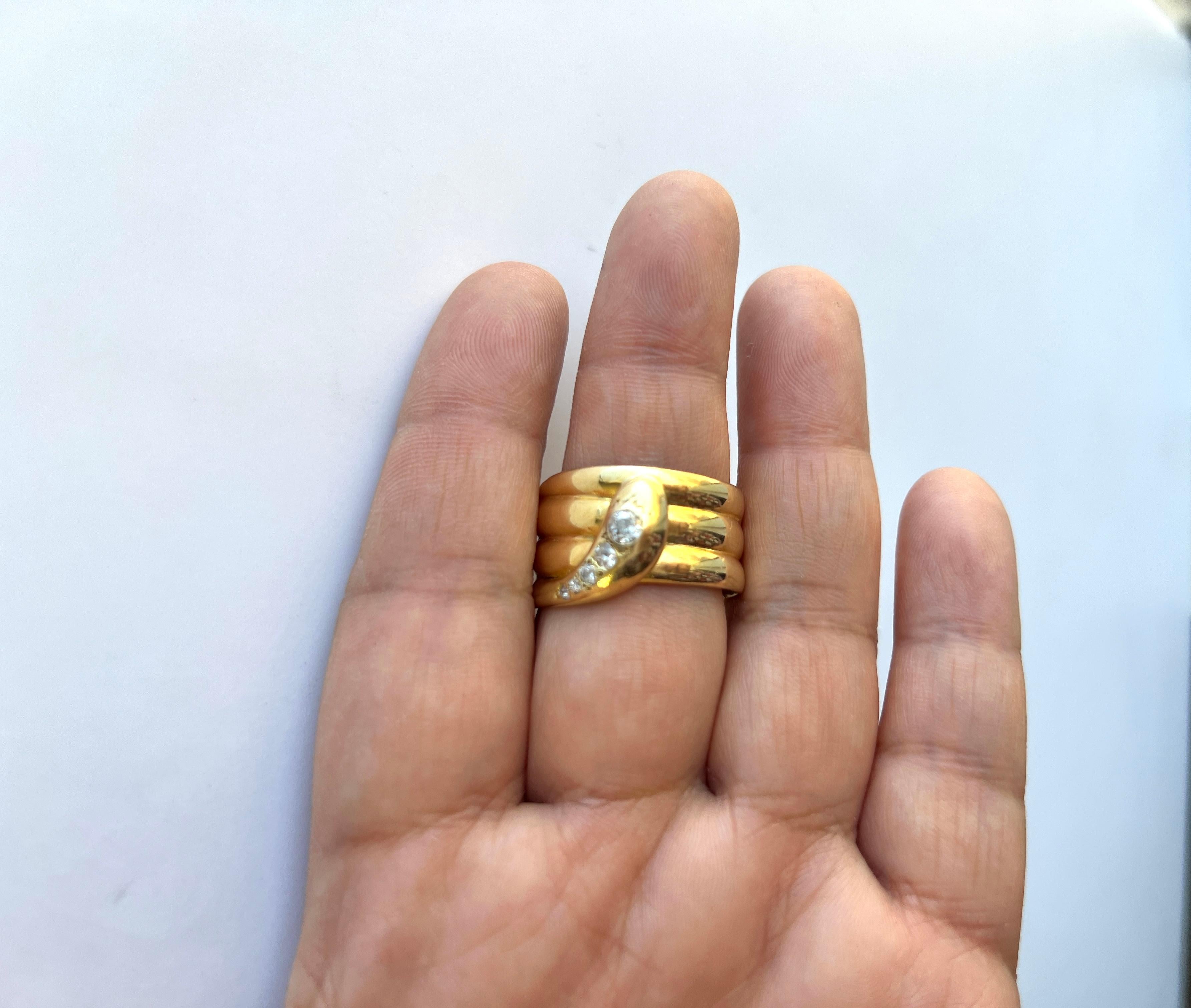 Bellissimo anello a serpente con 5 diamanti bianchi rotondi di buona qualità.  Realizzato a mano in oro giallo 18 carati.  Anello misura 13.