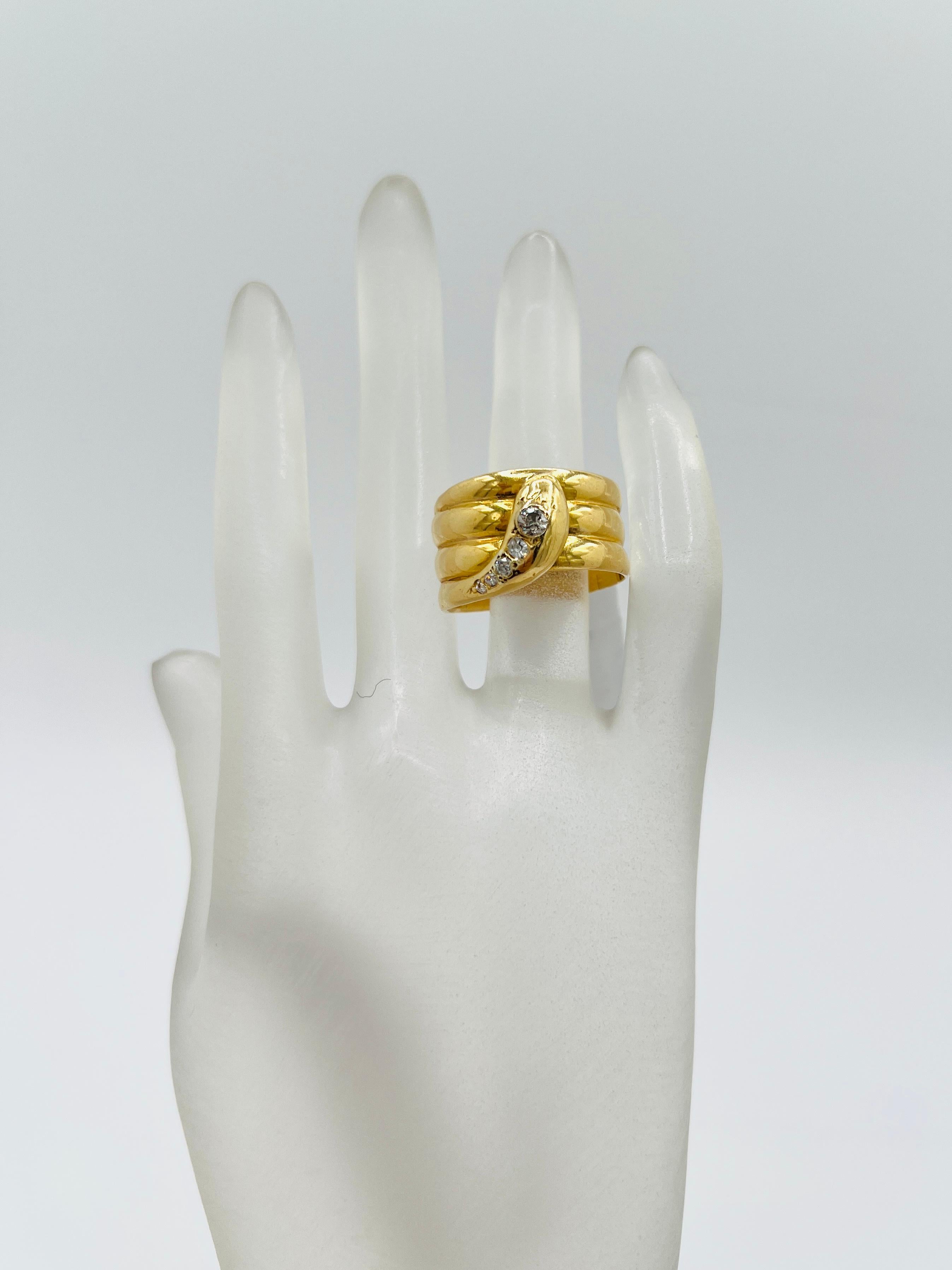 Taglio rotondo Anello a serpente con diamante bianco rotondo e 5 pietre in oro giallo 18 carati in vendita