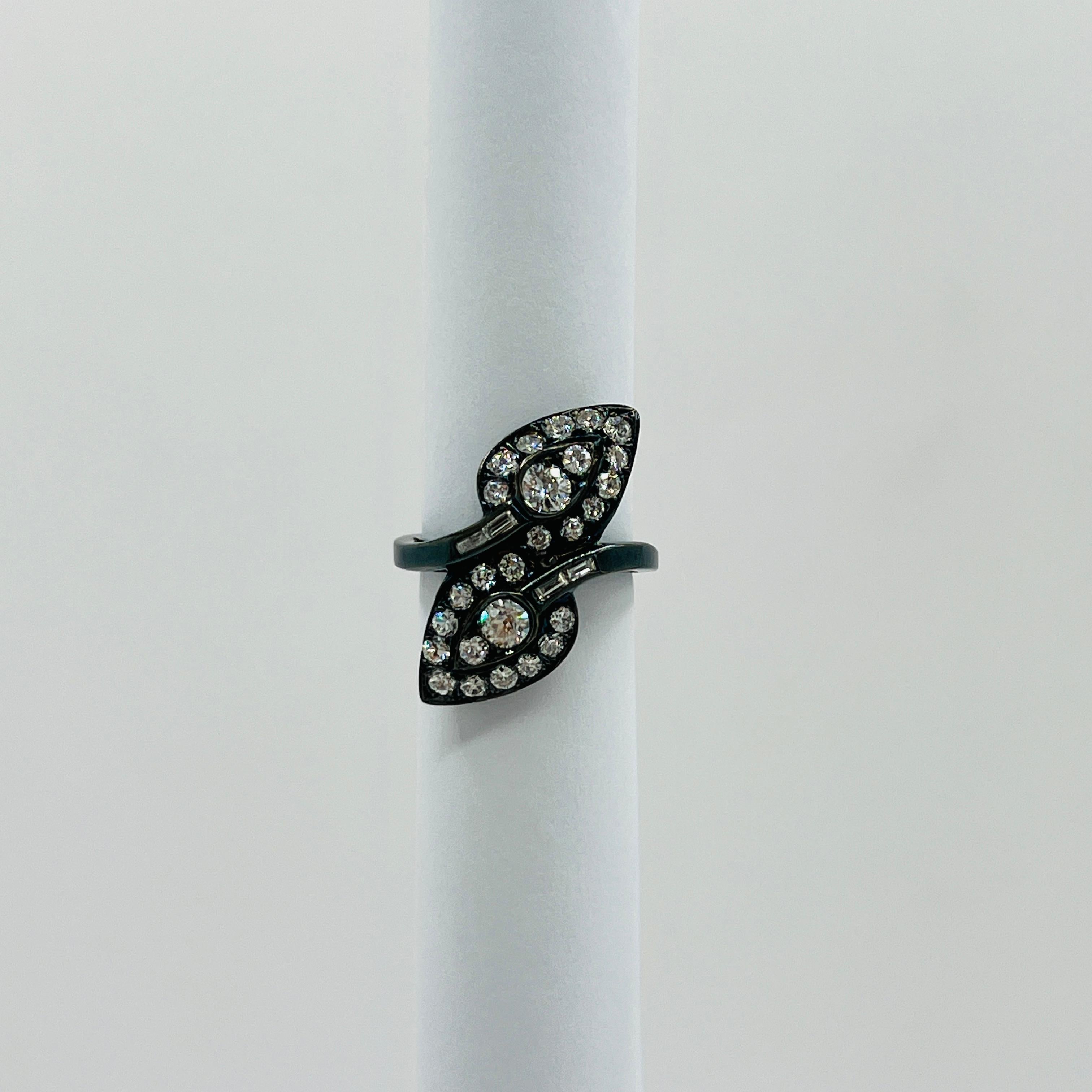White Diamond Round and Baguette Leaf Design Ring in Black Rhodium & 14K Gold Neuf - En vente à Los Angeles, CA