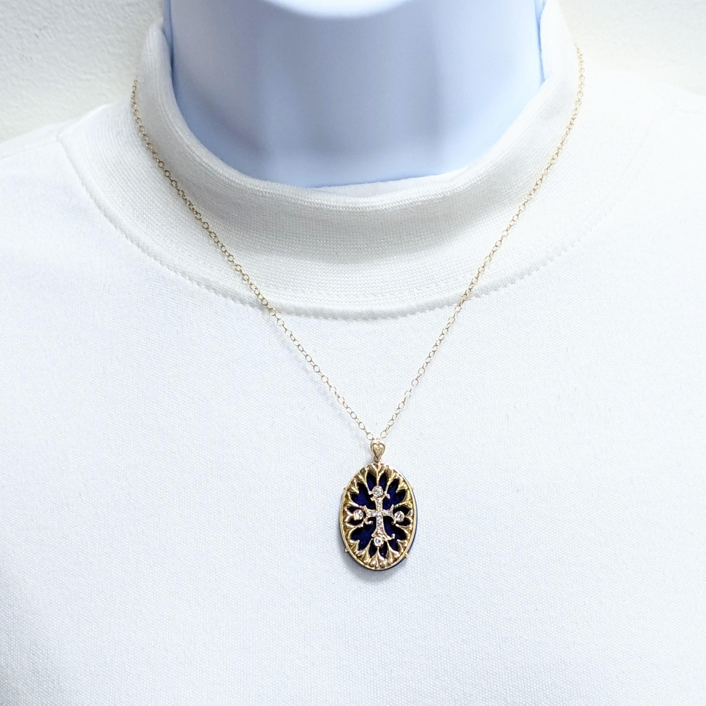 Bellissimi diamanti bianchi da 0,12 ct. con una grande pietra blu in questa collana con ciondolo fatta a mano.  Realizzato accuratamente a mano in oro giallo 14k.  La lunghezza della catena è di 18