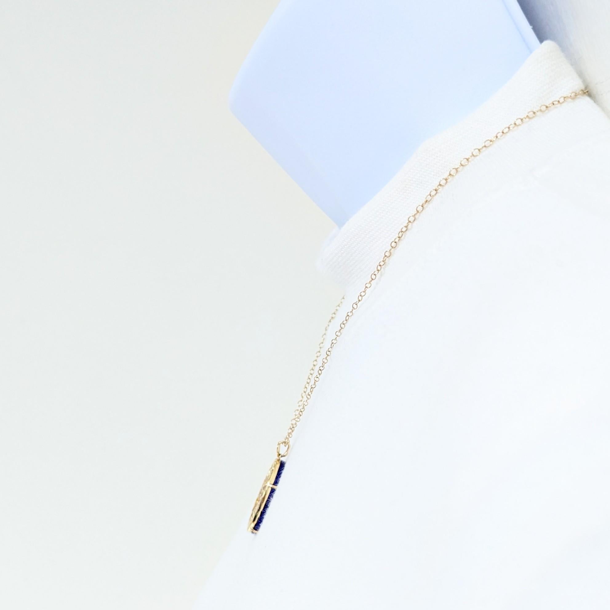 Taglio rotondo Collana con diamante bianco rotondo e ciondolo ovale blu in oro giallo 14k in vendita