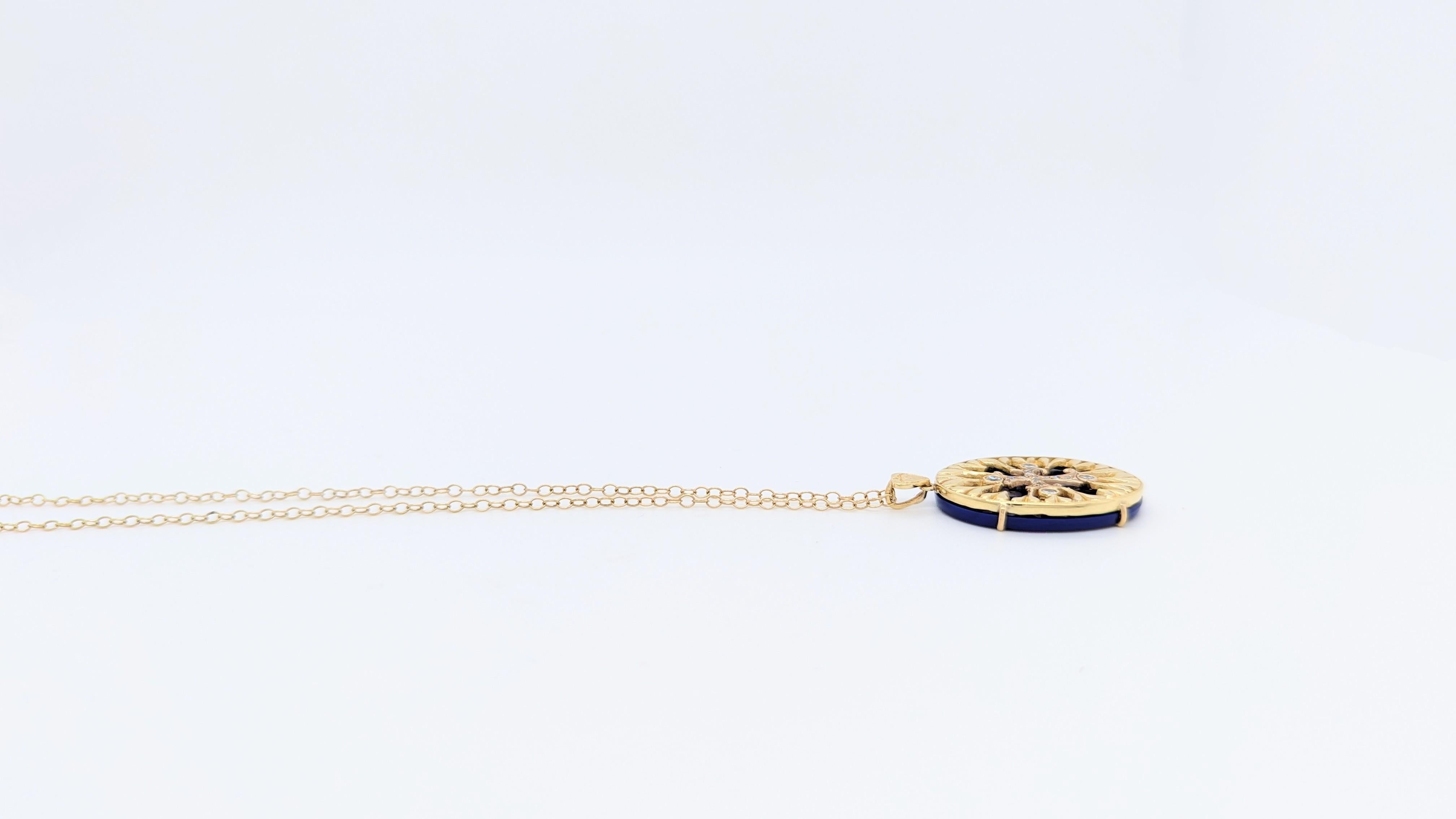 Collana con diamante bianco rotondo e ciondolo ovale blu in oro giallo 14k In condizioni Nuovo in vendita a Los Angeles, CA