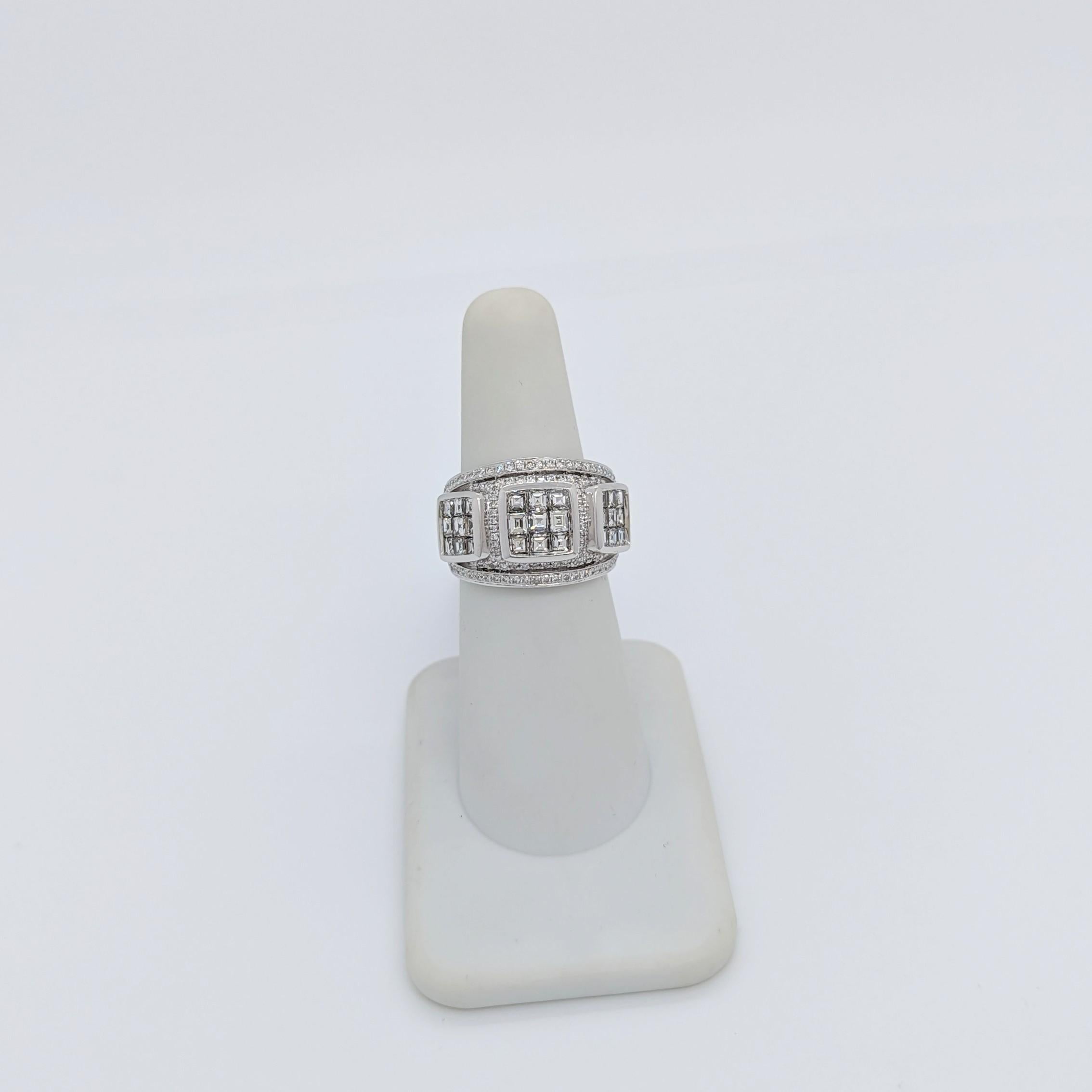 White Diamond Round and Square Design Ring in 18K White Gold In New Condition For Sale In Los Angeles, CA