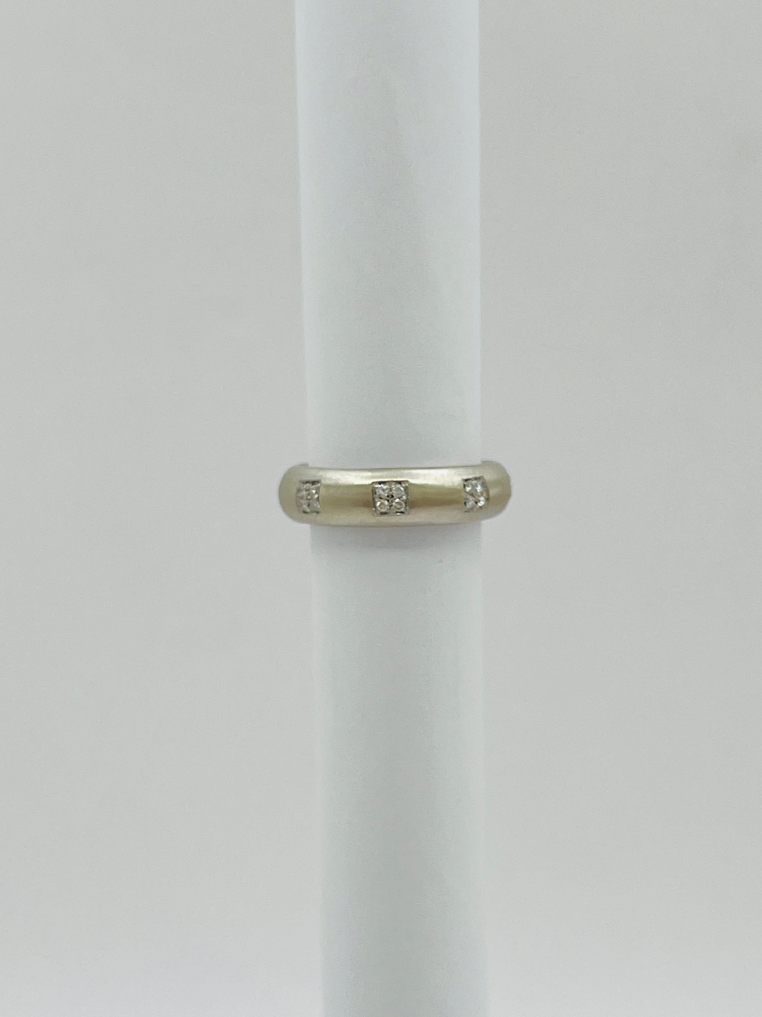 White Diamond Round Band in 18K White Gold In New Condition In Los Angeles, CA