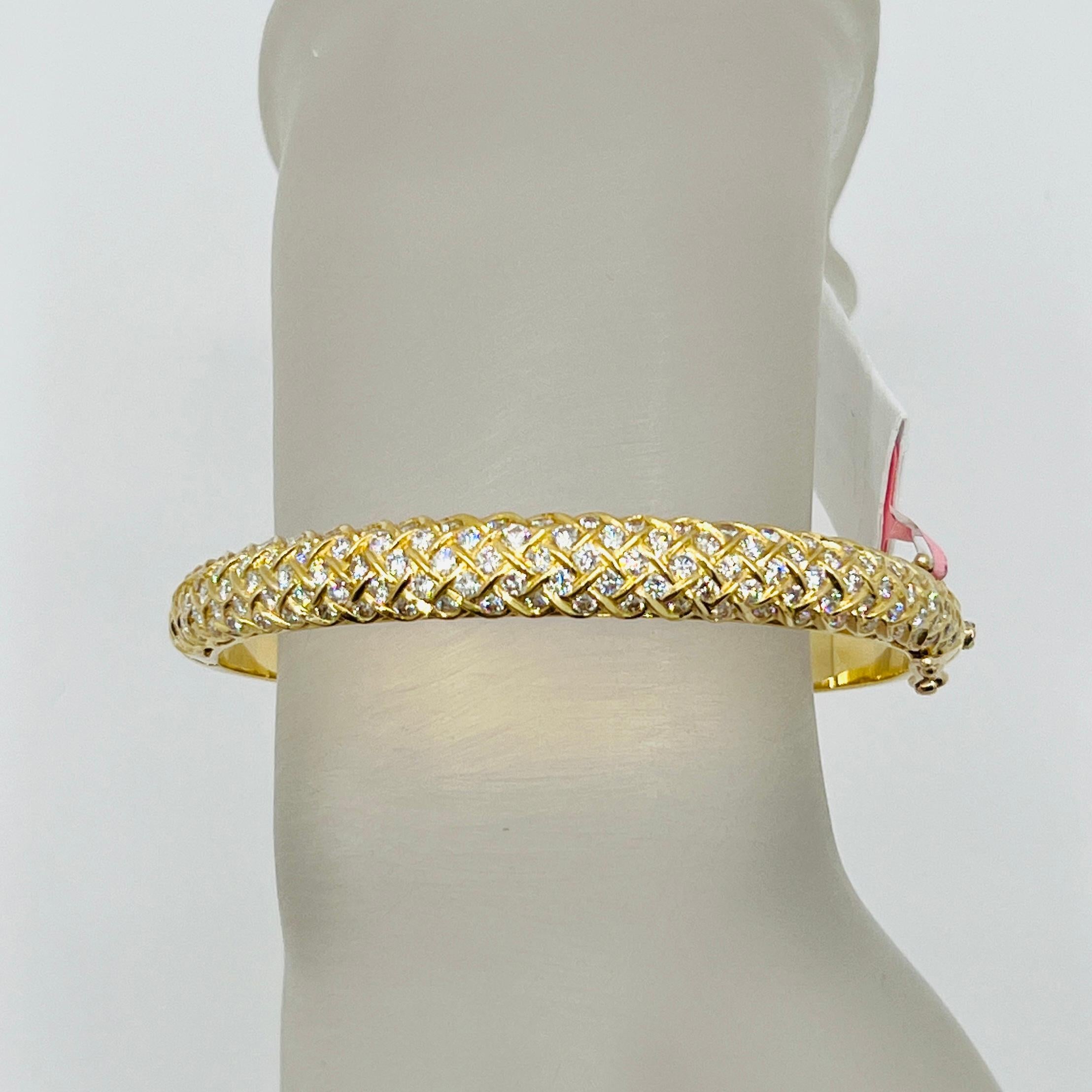 Magnifique bracelet avec des diamants blancs ronds de bonne qualité.  Fabriqué à la main en or jaune 18k.