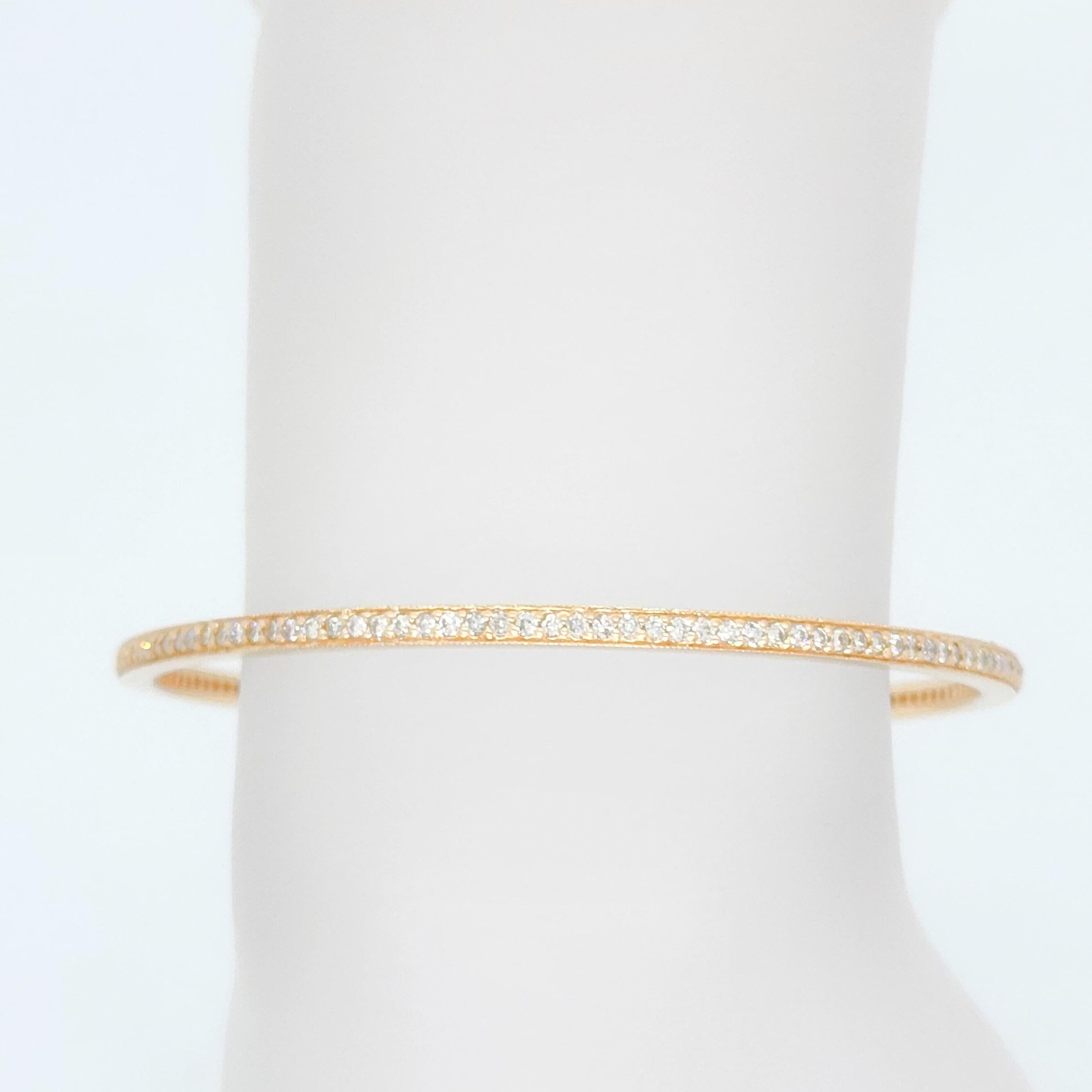 Magnifiques diamants blancs ronds de 2,25 ct. dans ce bracelet en or rose 14k fait à la main.  Les diamants font tout le tour du bracelet.  Facile à empiler ou à porter seul.