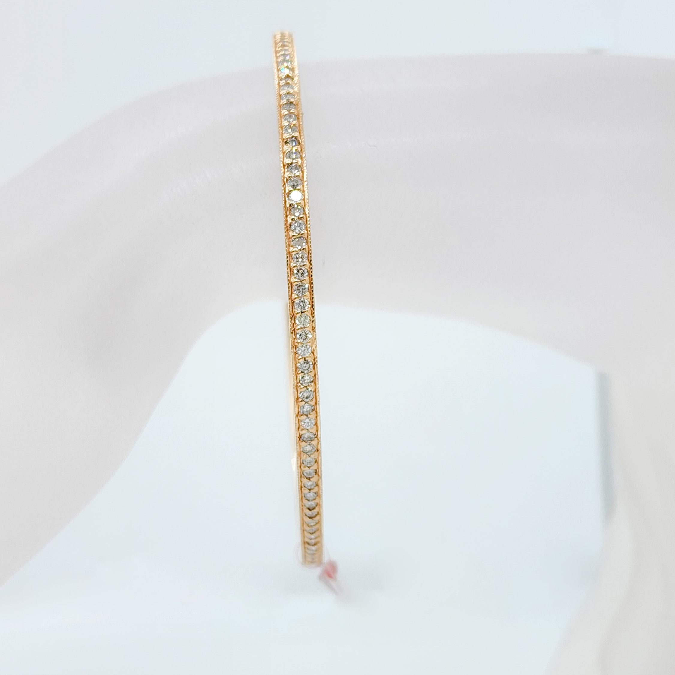Taille ronde Bracelet jonc rond en or rose 14k avec diamants blancs en vente