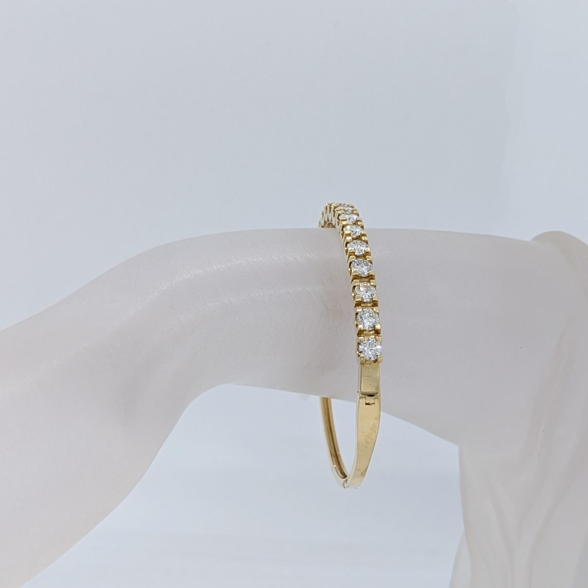 White Diamond Round Bangle in 14K Yellow Gold In New Condition For Sale In Los Angeles, CA