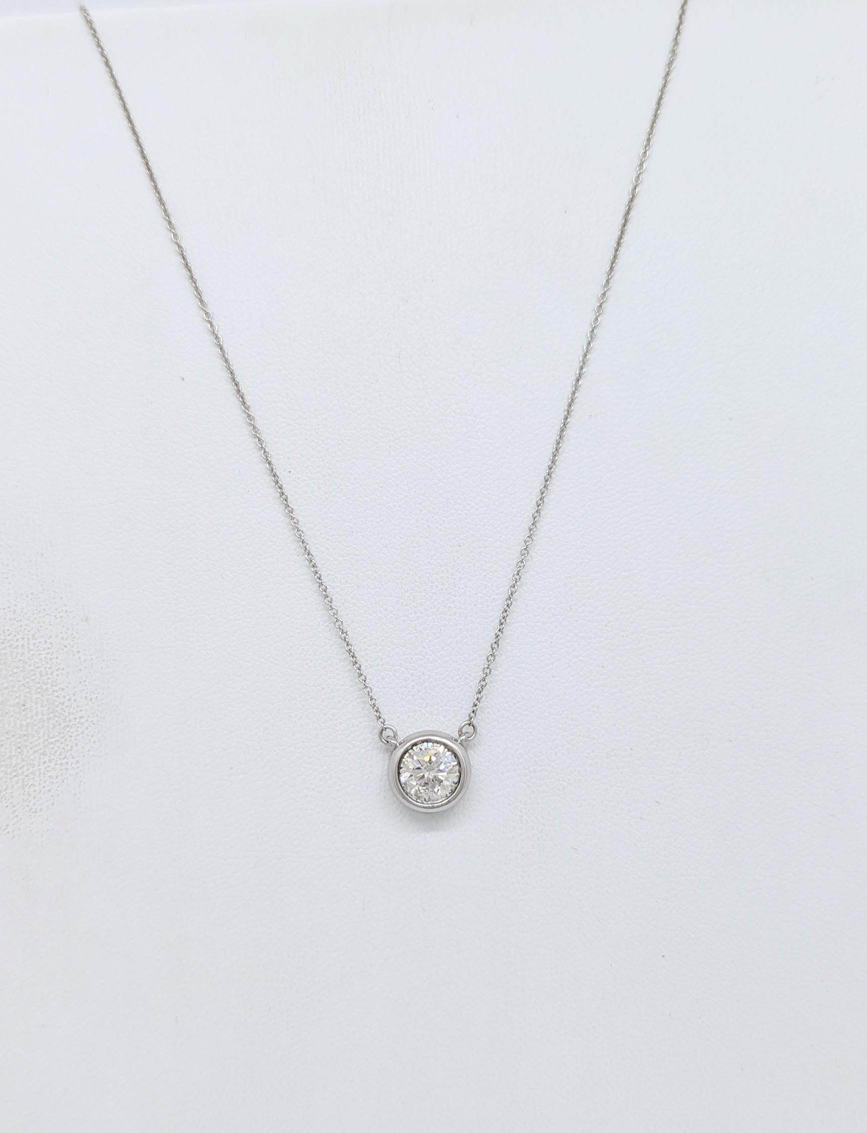 White Diamond Round Bezel Pendant Necklace in 14K White Gold In New Condition For Sale In Los Angeles, CA