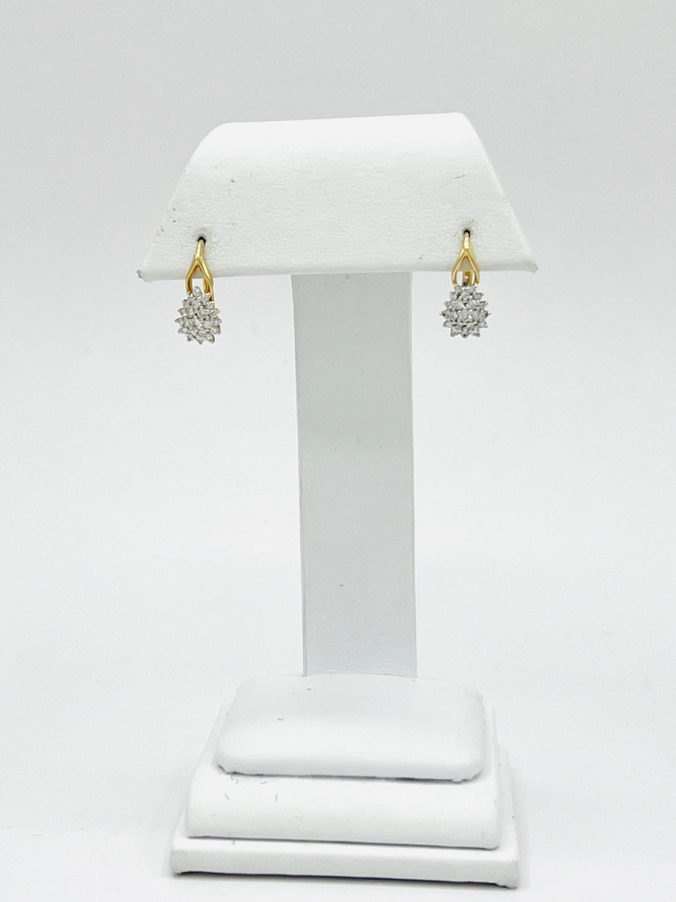 Runde Cluster-Ohrringe mit weißen Diamanten aus 14 Karat Gelbgold  im Zustand „Neu“ im Angebot in Los Angeles, CA