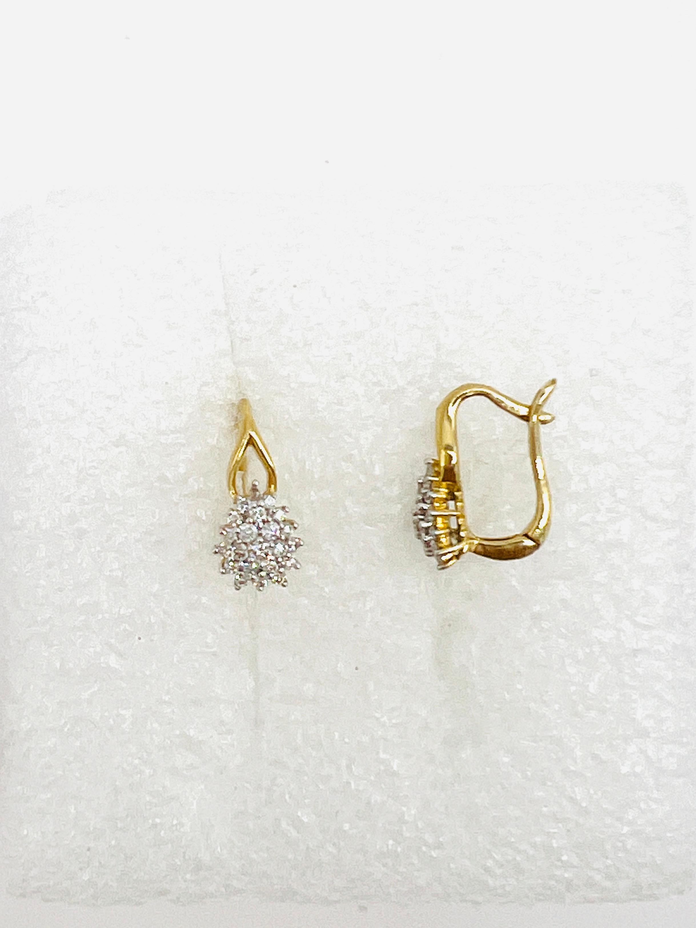 Runde Cluster-Ohrringe mit weißen Diamanten aus 14 Karat Gelbgold  im Angebot 1